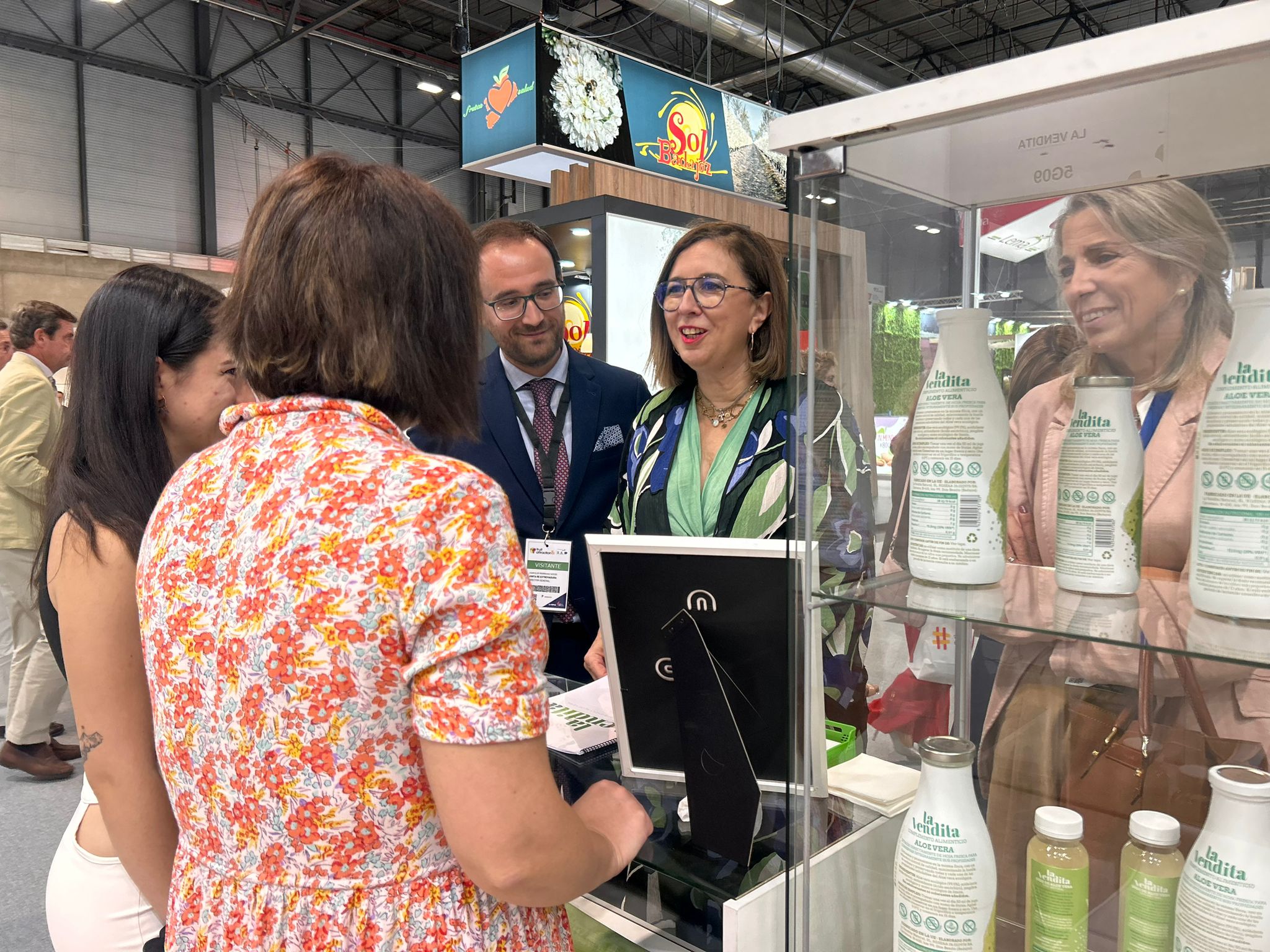 Foto de la visita de la consejera de Agricultura a la feria