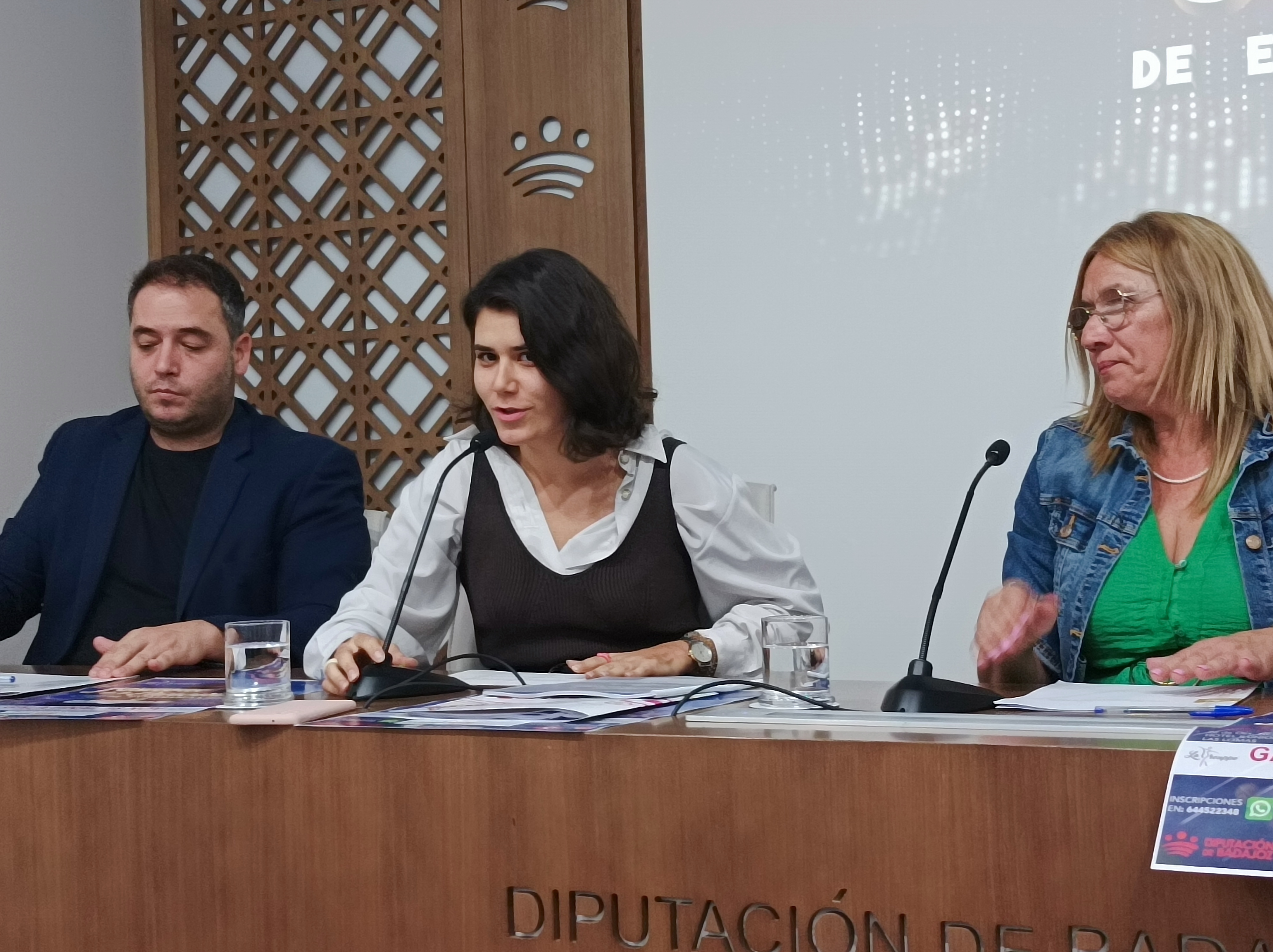 Foto de la directora del IJEX durante la rueda de prensa