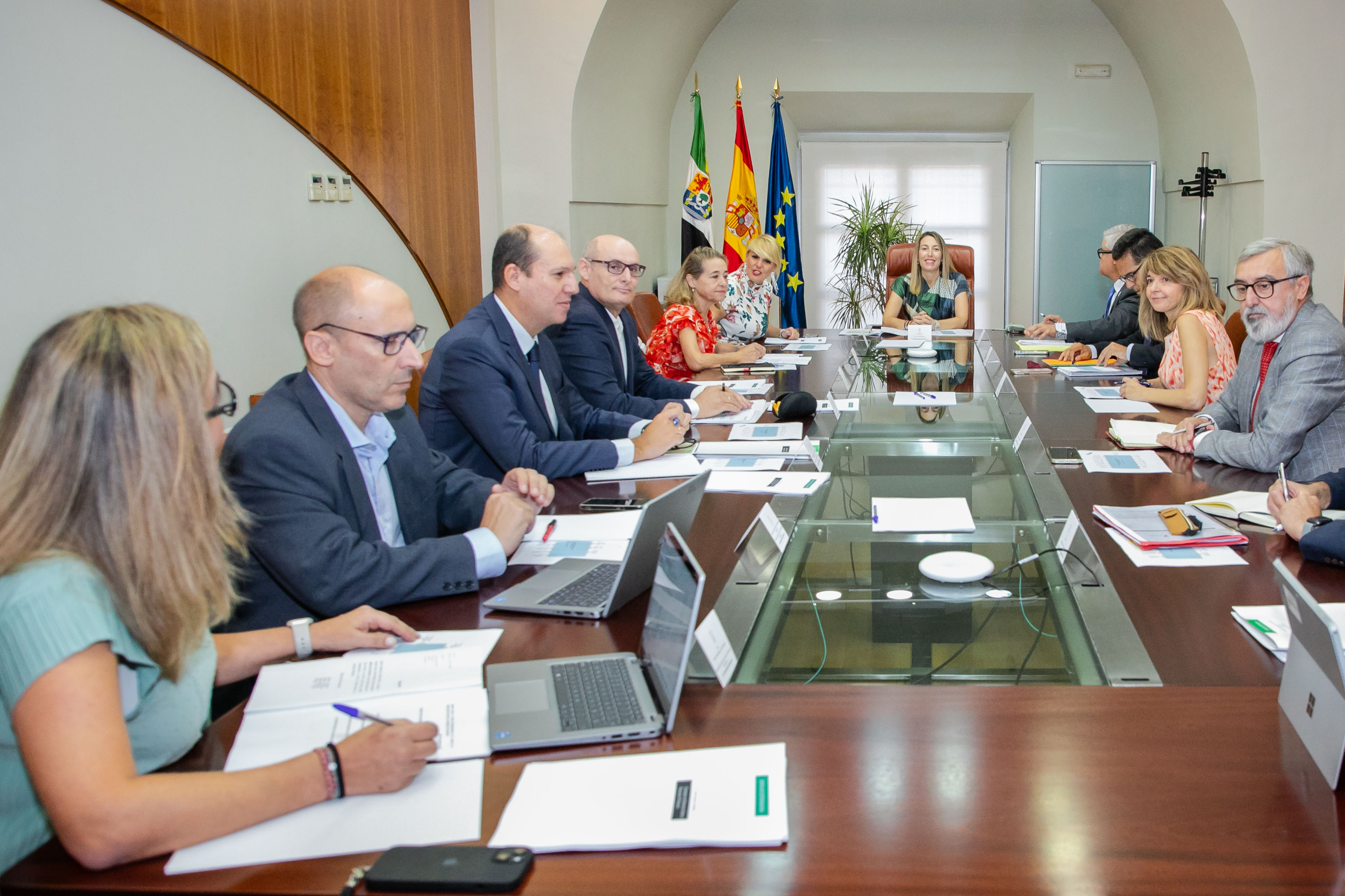 Image 0 of article El gobierno de la Junta de Extremadura se reúne con la UEx para avanzar en una financiación estable