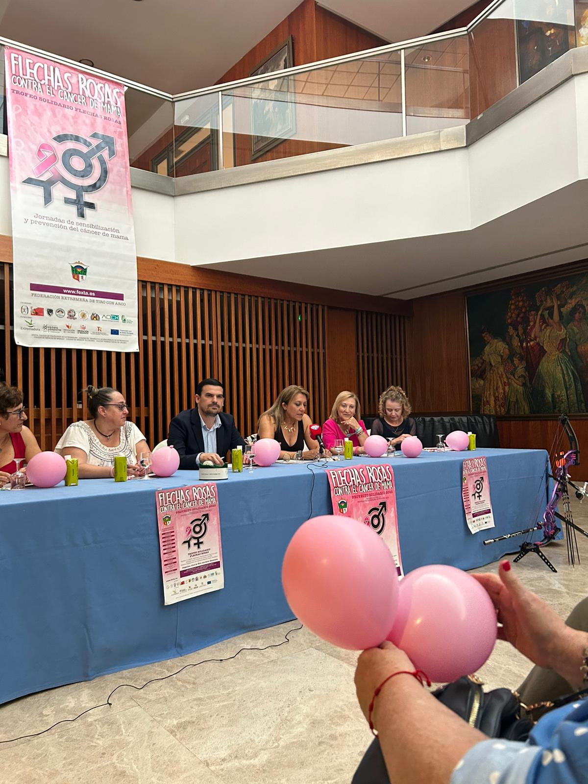 Santiago Amaro, durante el acto de presentación de la segunda edición Flechas rosas contra el cáncer de mama en Cáceres.