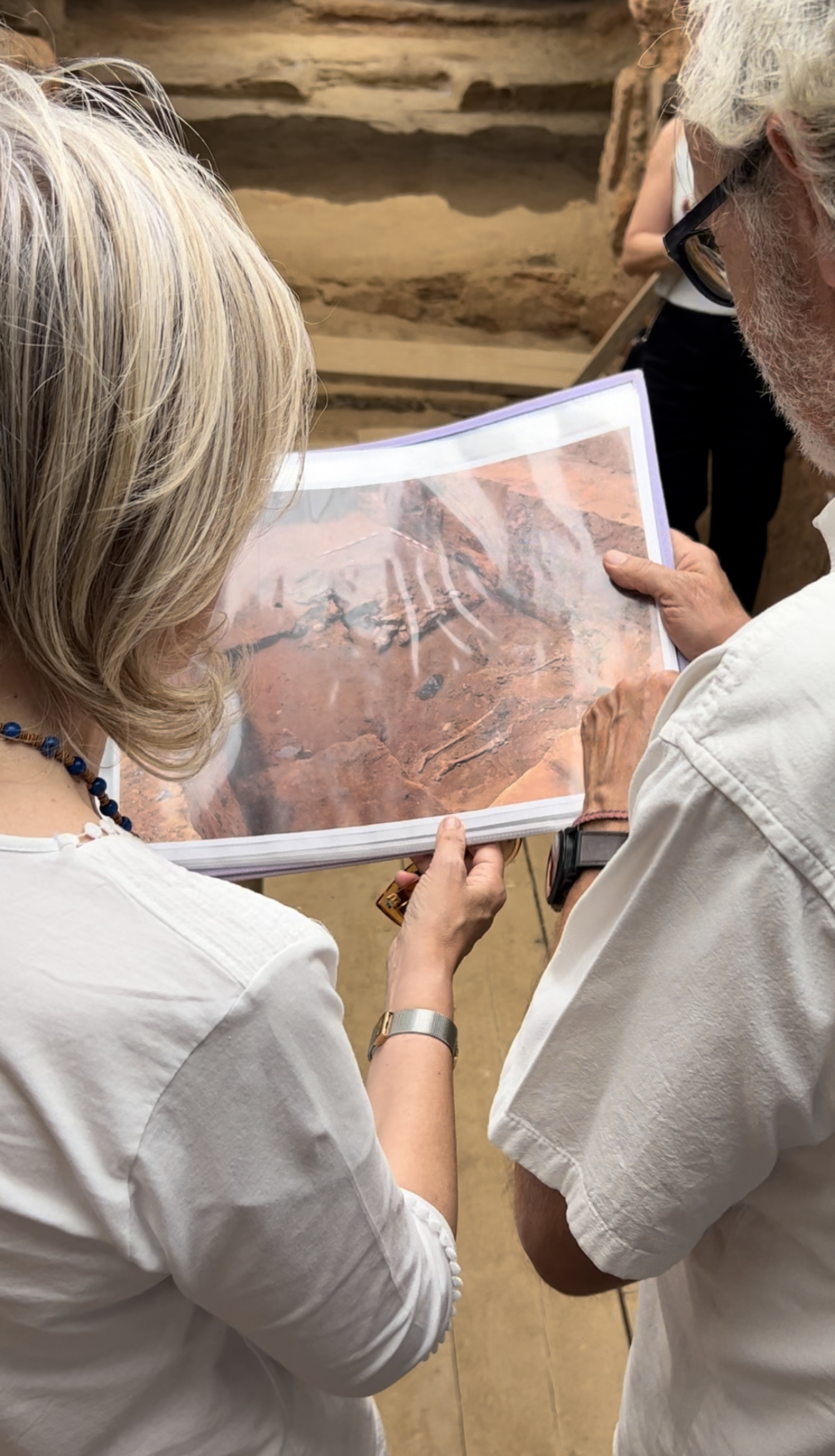 La consejera de Cultura, Turismo, Jóvenes y Deportes de la Junta de Extremadura, Victoria Bazaga, en su visita al yacimiento tartésico de Guareña.