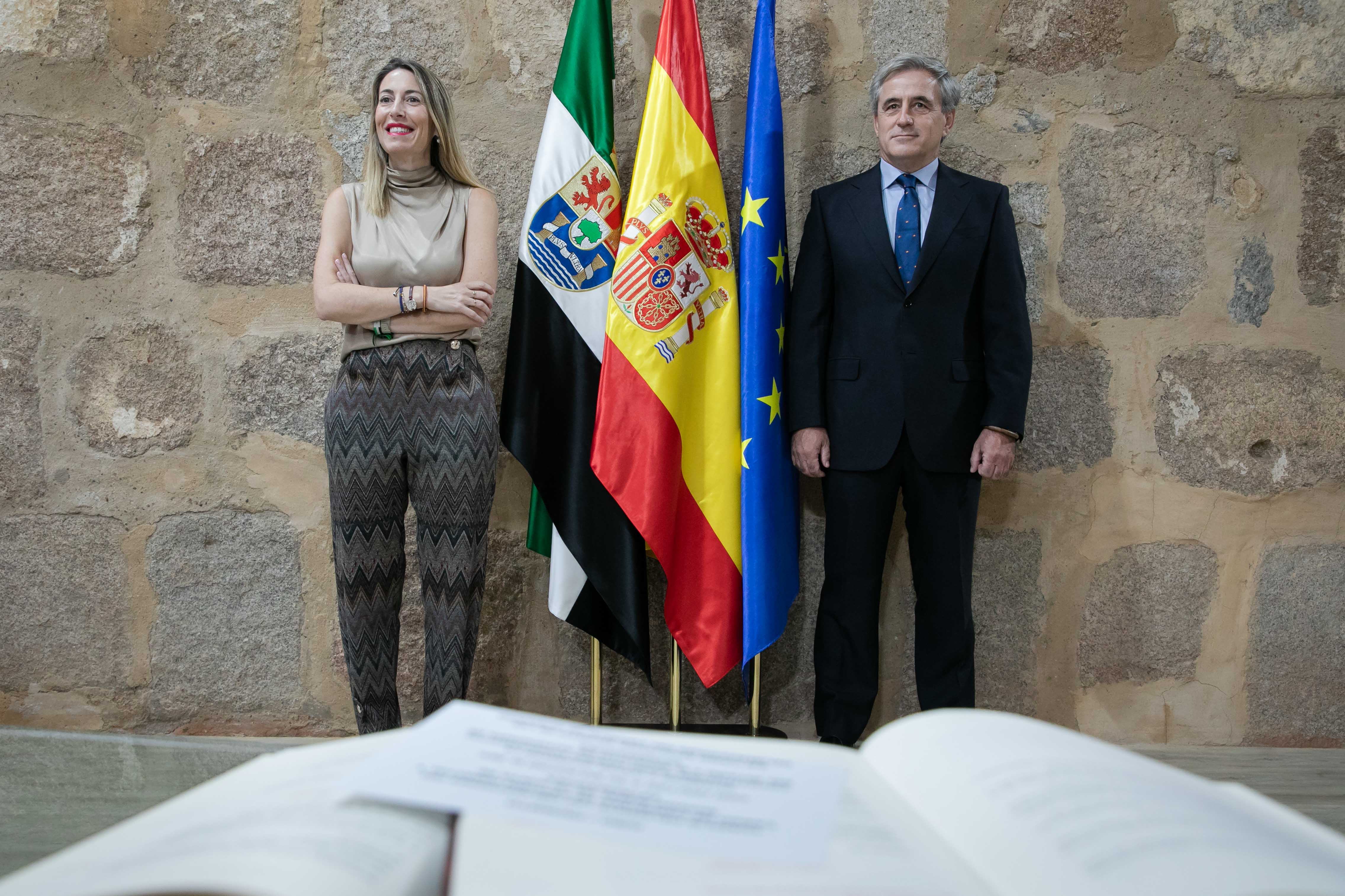 Foto de la presidenta de la Junta y del nuevo consejero durante la toma de posesión