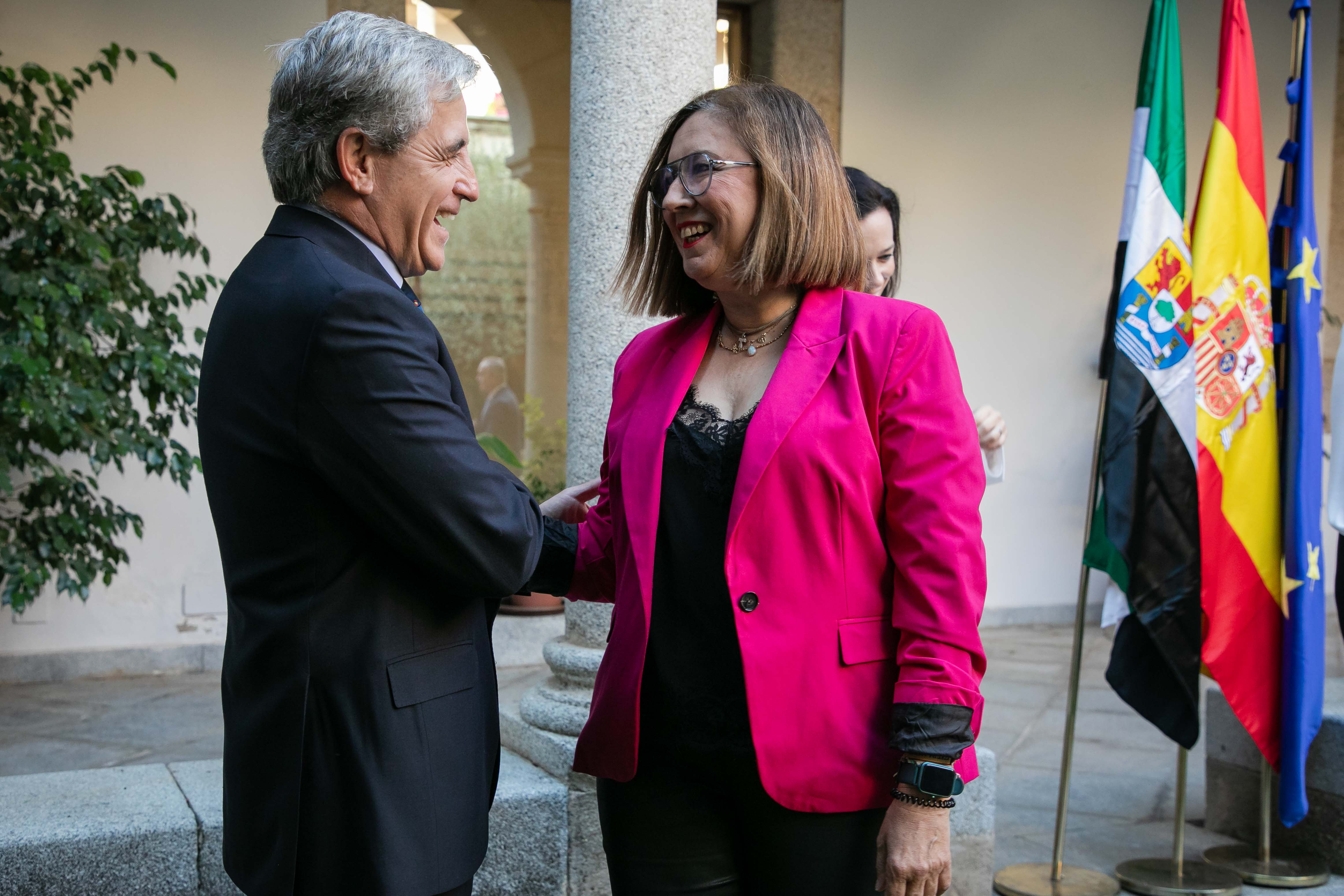 Foto del consejero de Gestión Forestal y Mundo Rural y la consejera de Agricultura, Ganadería y Desarrollo Sostenible 