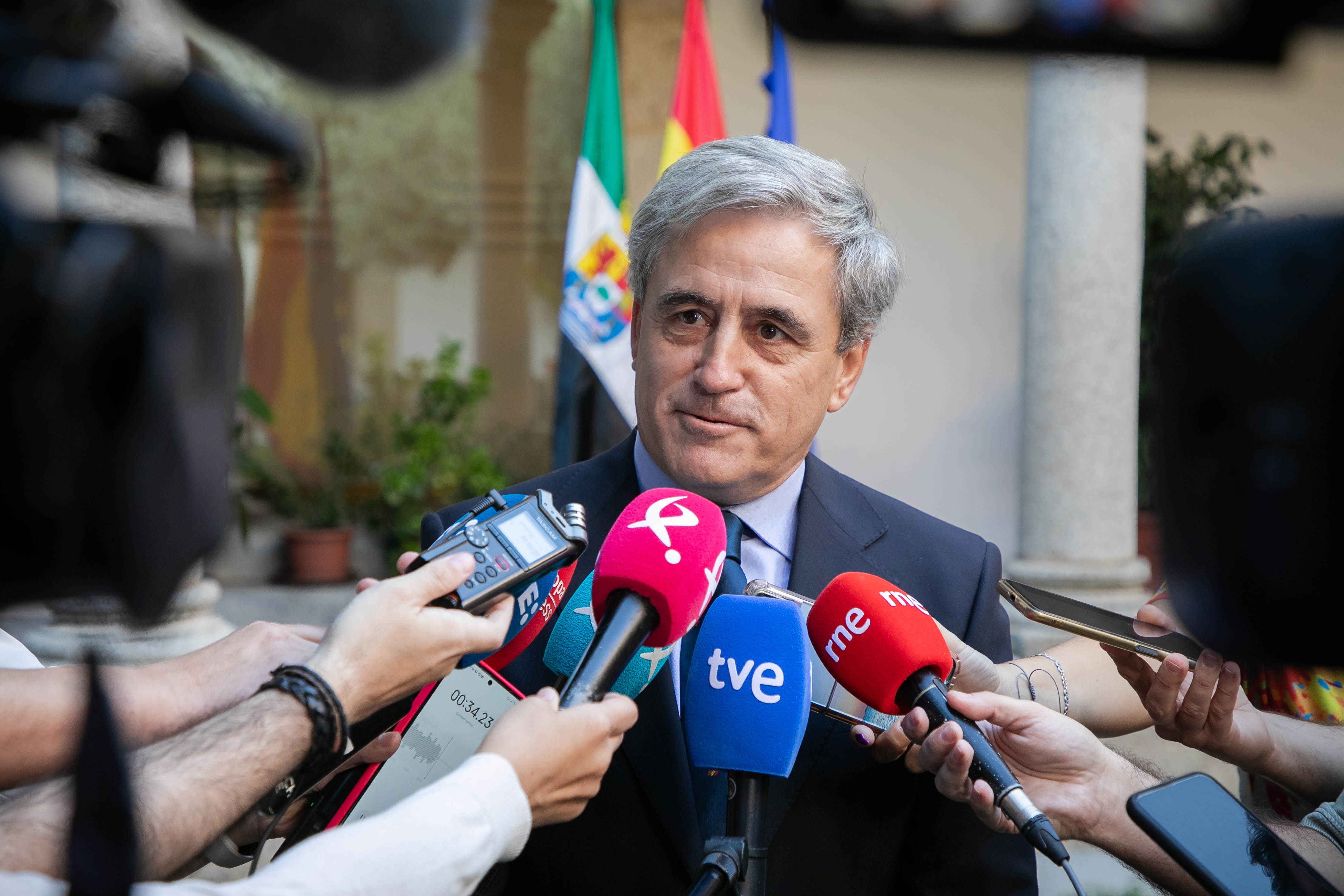 Foto del consejero de Gestión Forestal y Mundo Rural atendiendo a los medios de comunicación