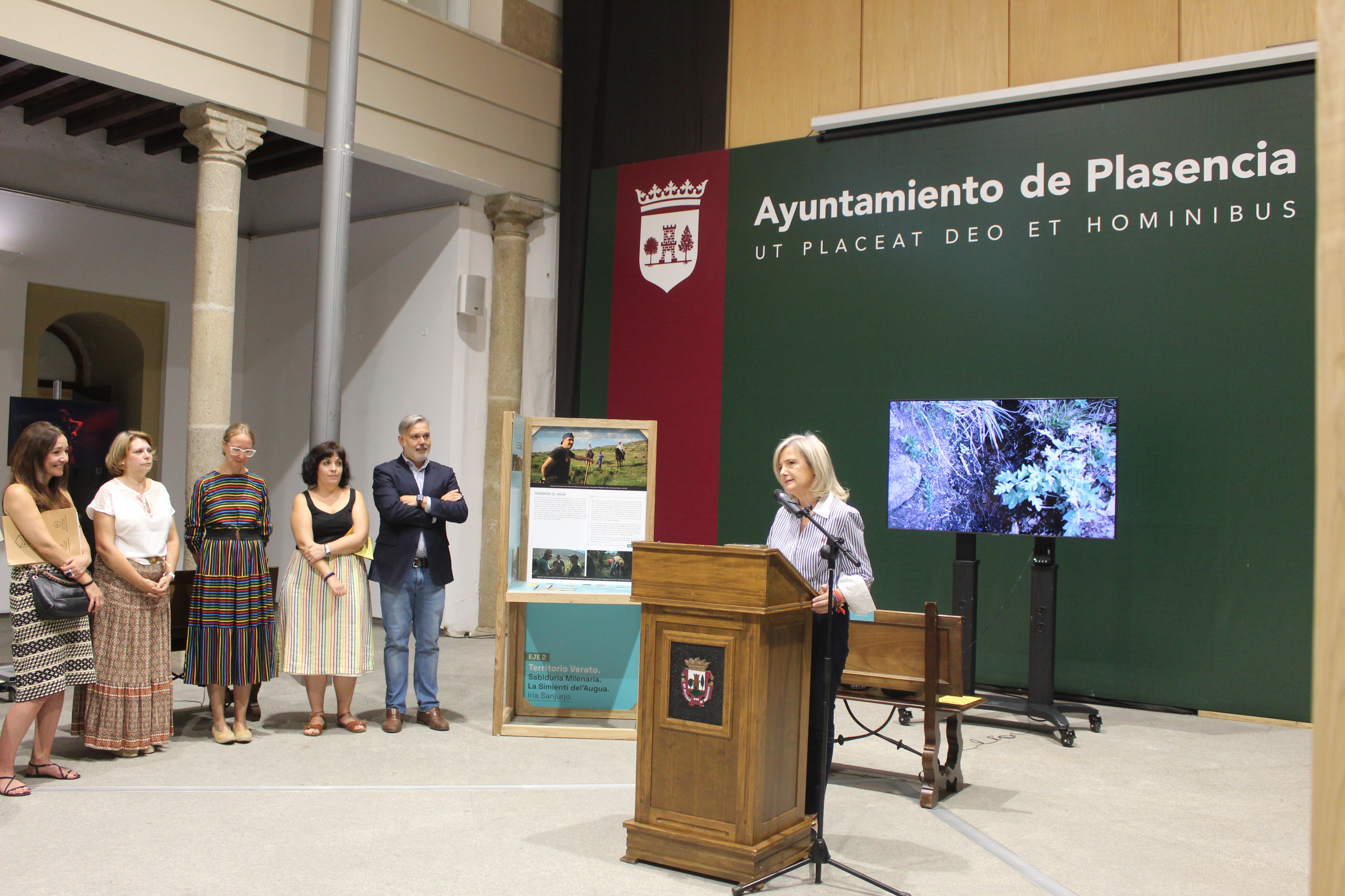 Foto de la consejera de Cultura durante la inauguración