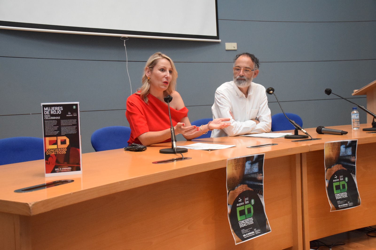 Foto del secretario general de Cultura y la presidenta de AUPEX durante la presentación