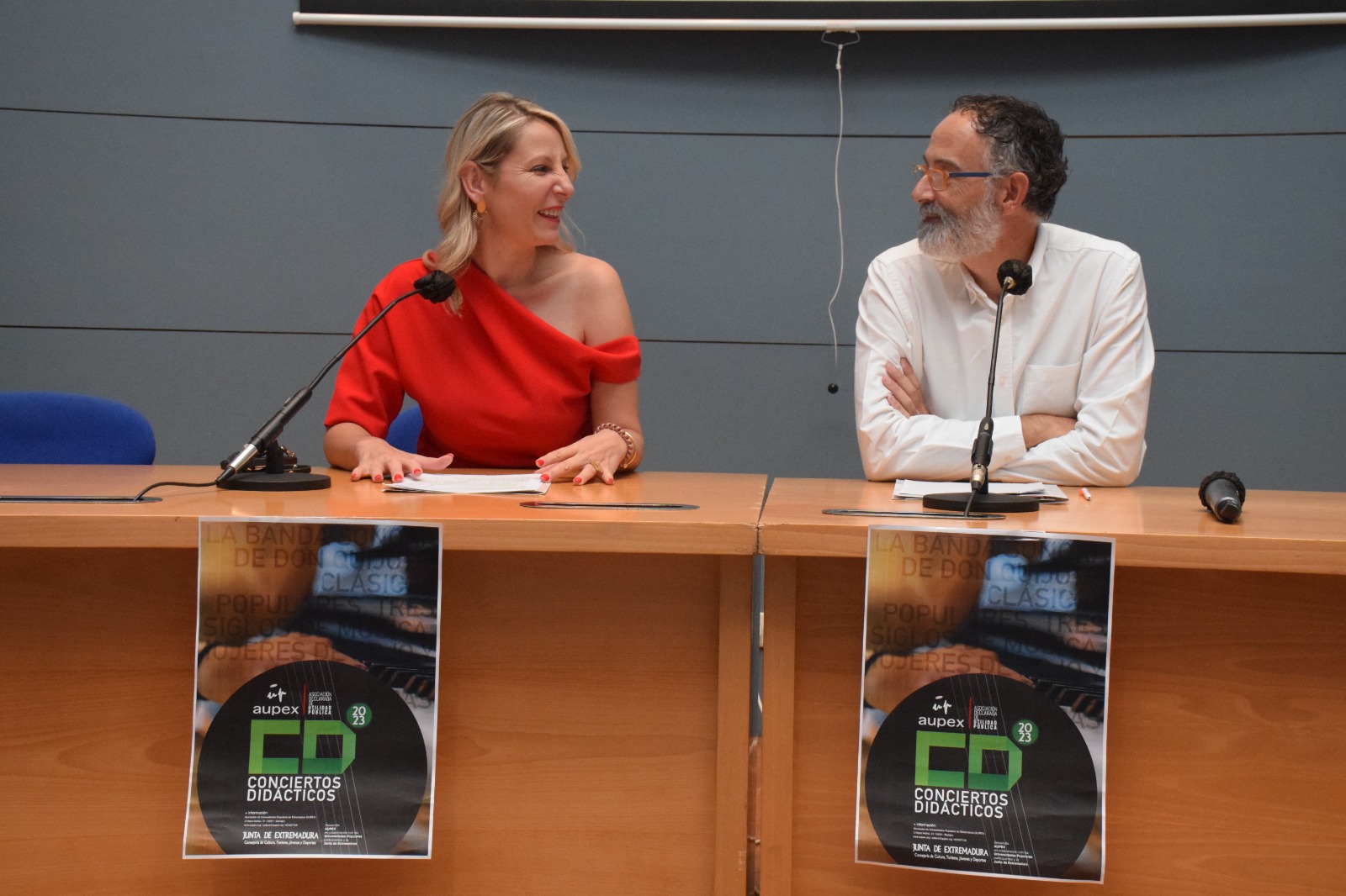 Foto del secretario general de Cultura y la presidenta de AUPEX durante la presentación