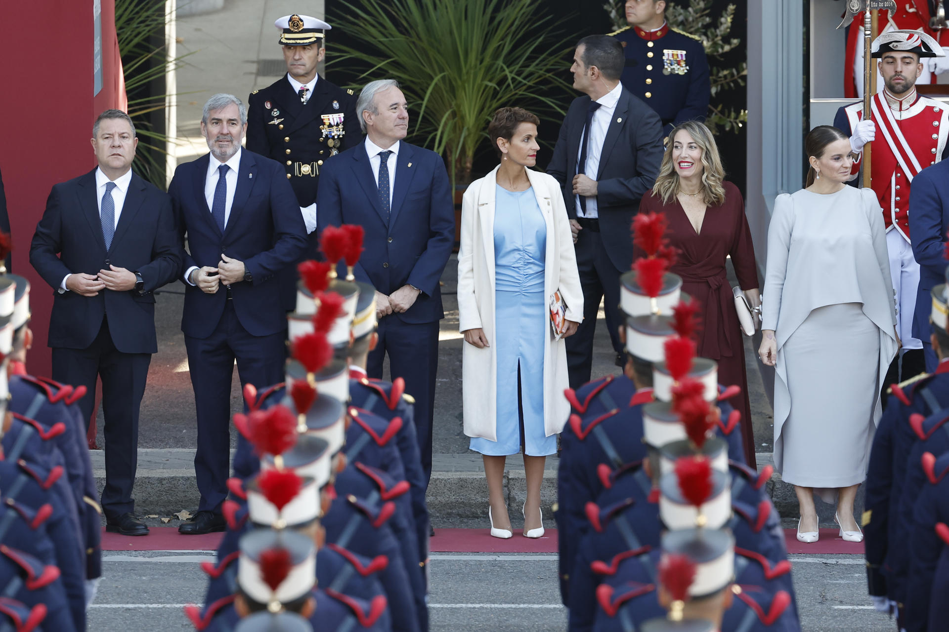 María Guardiola asiste a los actos de conmemoración del Día de la Fiesta Nacional