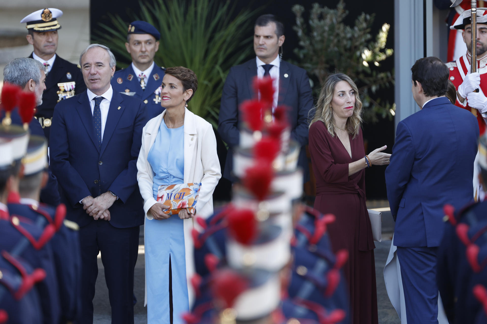 María Guardiola asiste a los actos de conmemoración del Día de la Fiesta Nacional