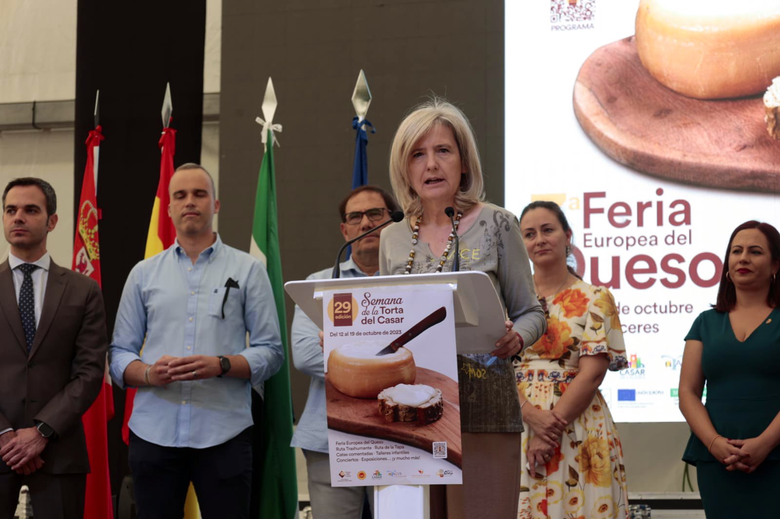 Victoria Bazaga asiste a la feria del queso en Casar de Cáceres