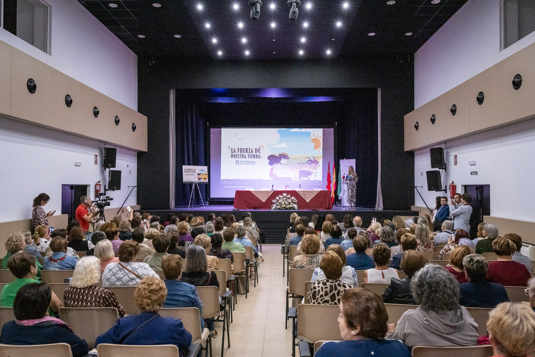 Foto de la presidenta de la Junta en la inauguración de las jornadas