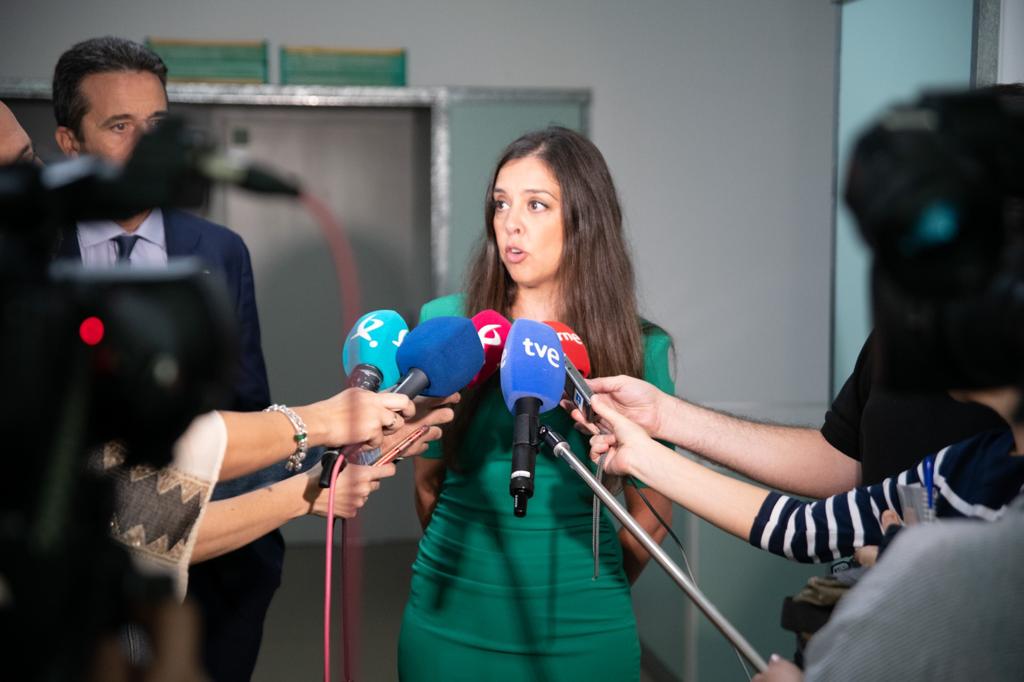La directora general de Empresas, Celina Pérez Casado, atiende a los medios de comunicación