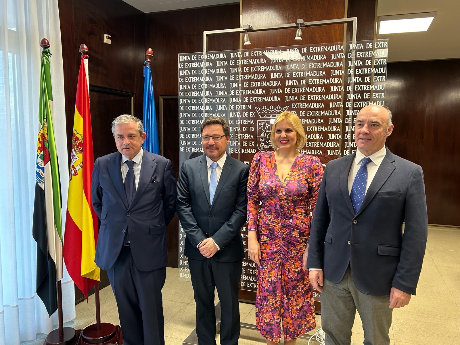 Foto de La Junta integra en Extraval a las cámaras de comercio de Cáceres y Badajoz con el objetivo de potenciar la actividad económica de la región