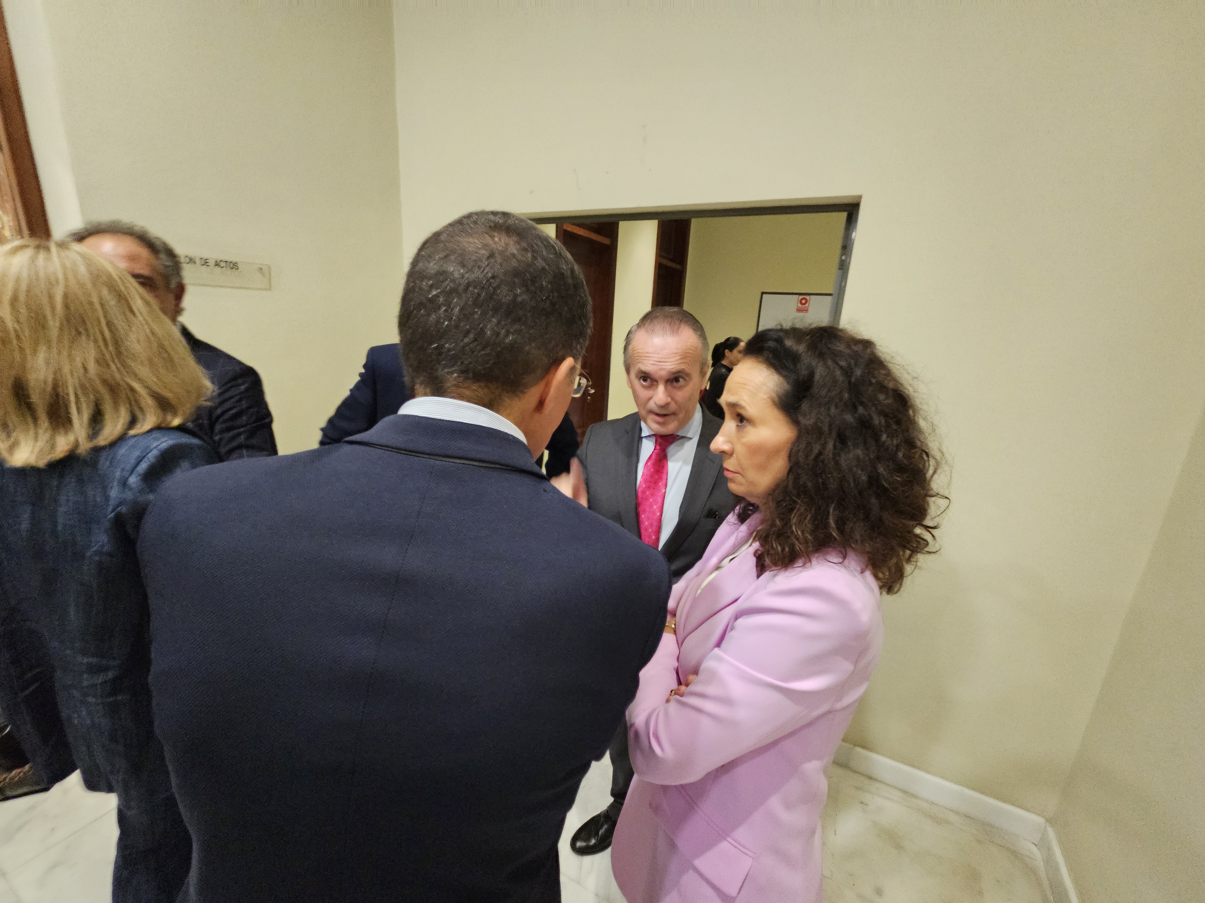 Foto del consejero y otras autoridades a su llegada al acto