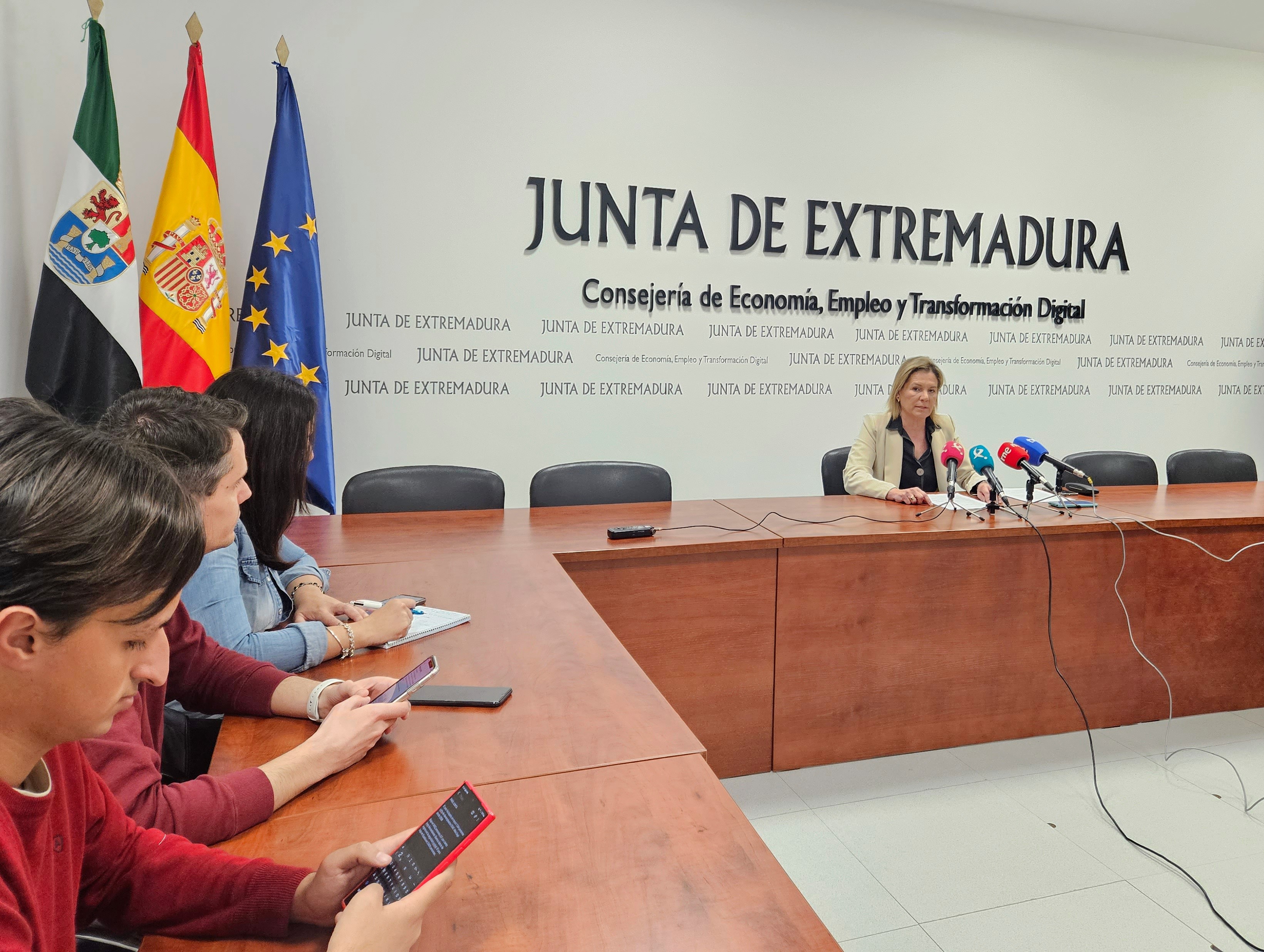 Image 0 of article El paro baja en Extremadura en 1.364 personas y sube la afiliación a la Seguridad Social con 1.416 nuevas altas