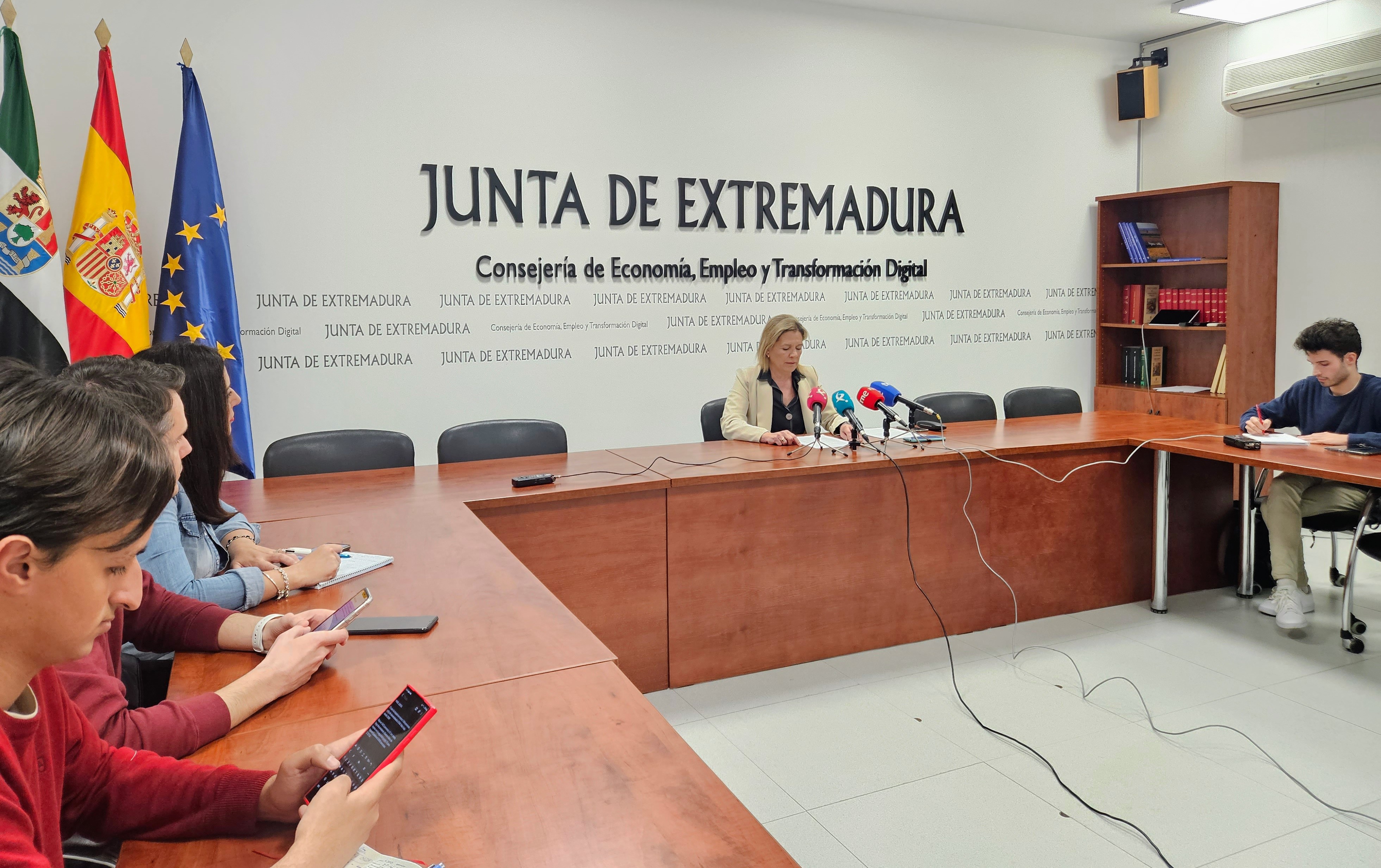 Image 1 of article El paro baja en Extremadura en 1.364 personas y sube la afiliación a la Seguridad Social con 1.416 nuevas altas