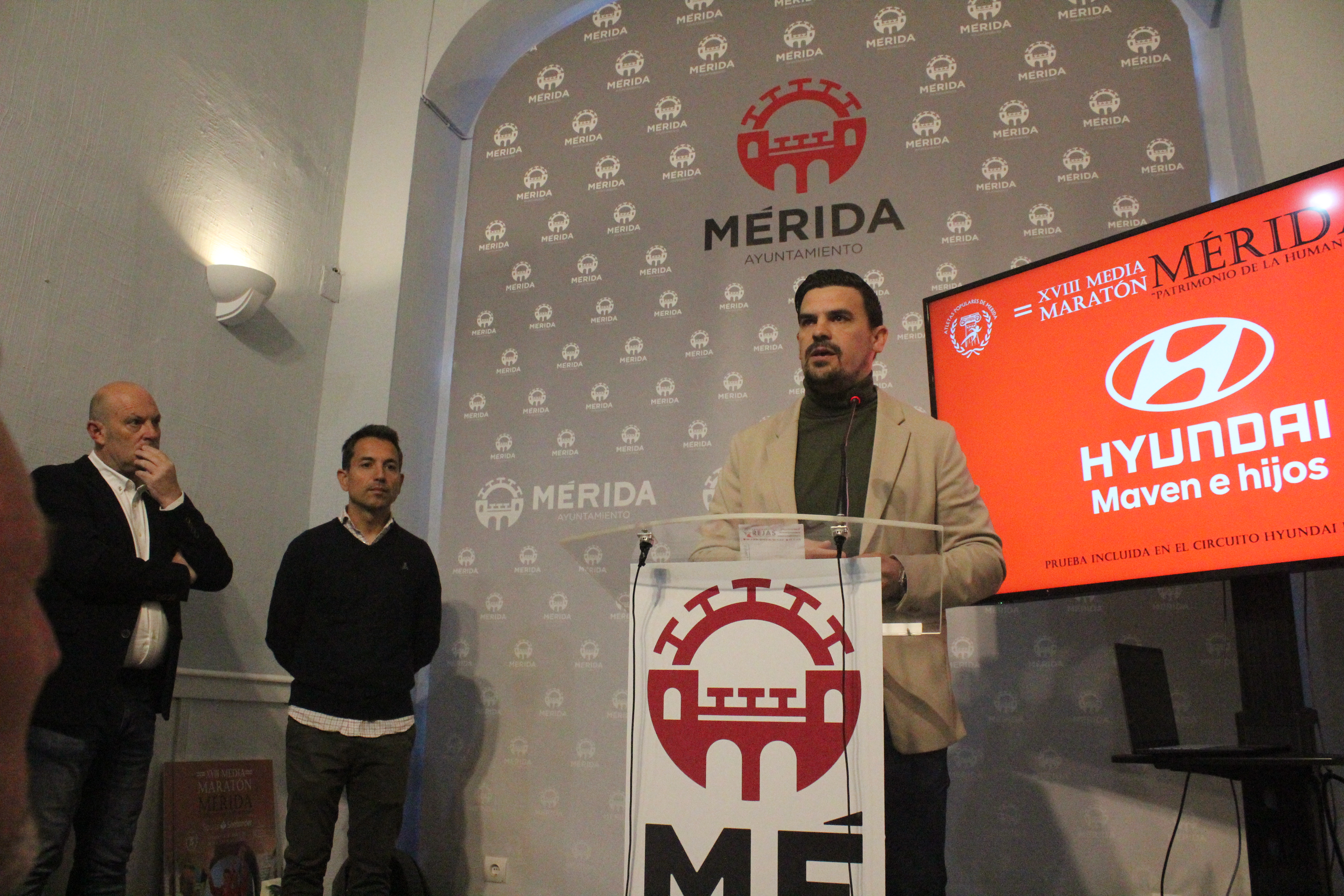 Foto del director general de Jóvenes y Deportes durante la presentación