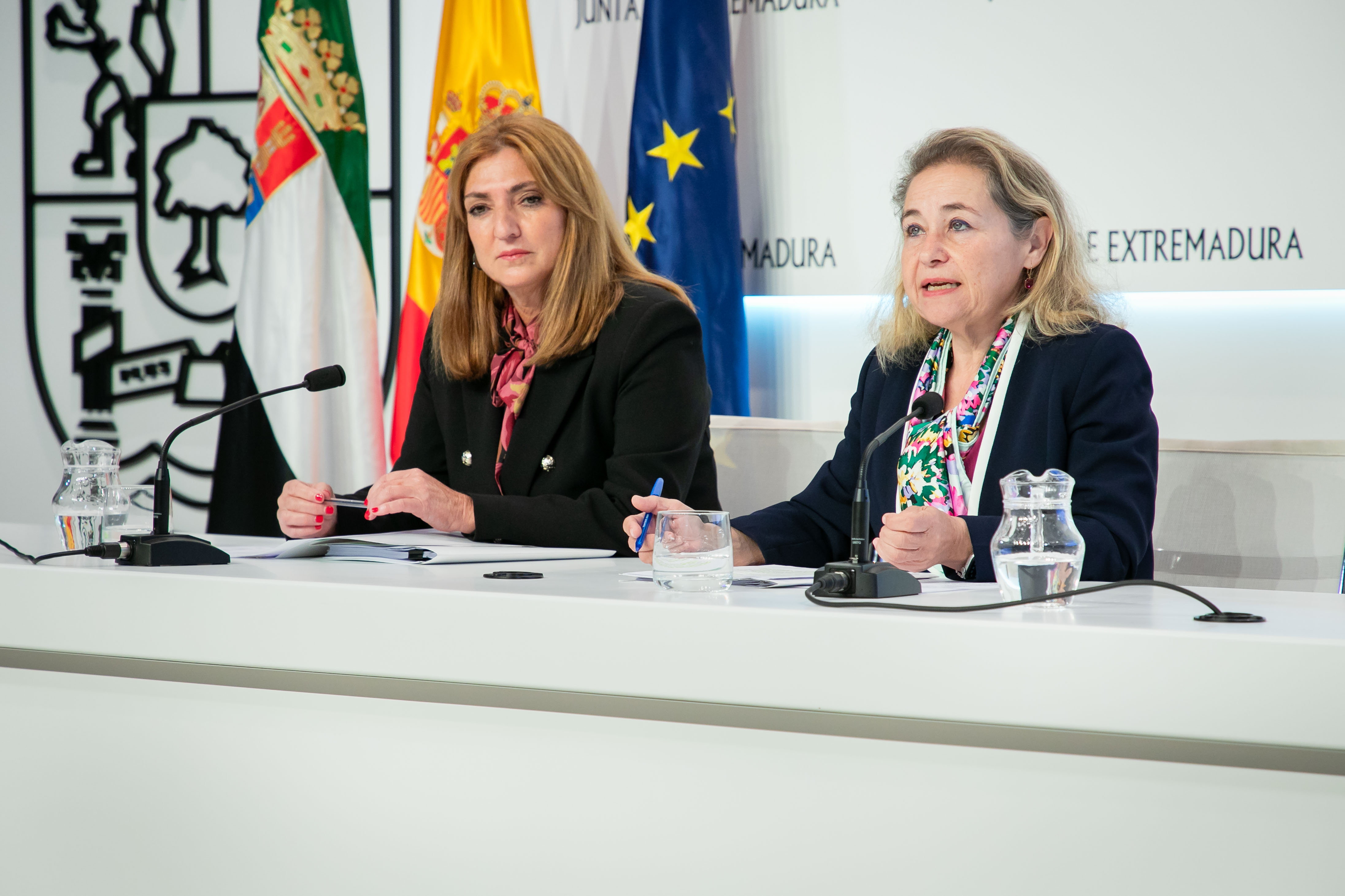 la consejera de Educación, Ciencia y Formación Profesional, María Mercedes Vaquera; y la secretaria general de Educación, María del Pilar Pérez, durante la rueda de prensa.