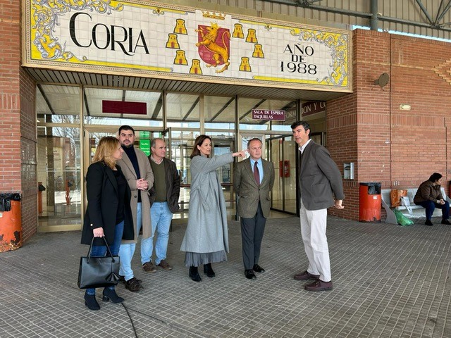 Foto de El consejero Manuel Martín destaca en Coria la inversión de 3,5 millones de euros en la mejora de las principales estaciones de autobuses de la región