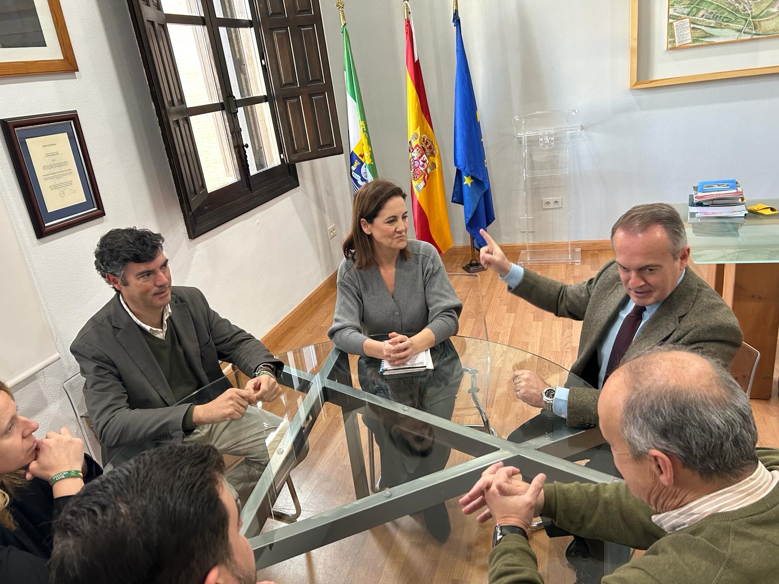 Reunión del consejero de Infraestructuras en el Ayuntamiento de Coria.