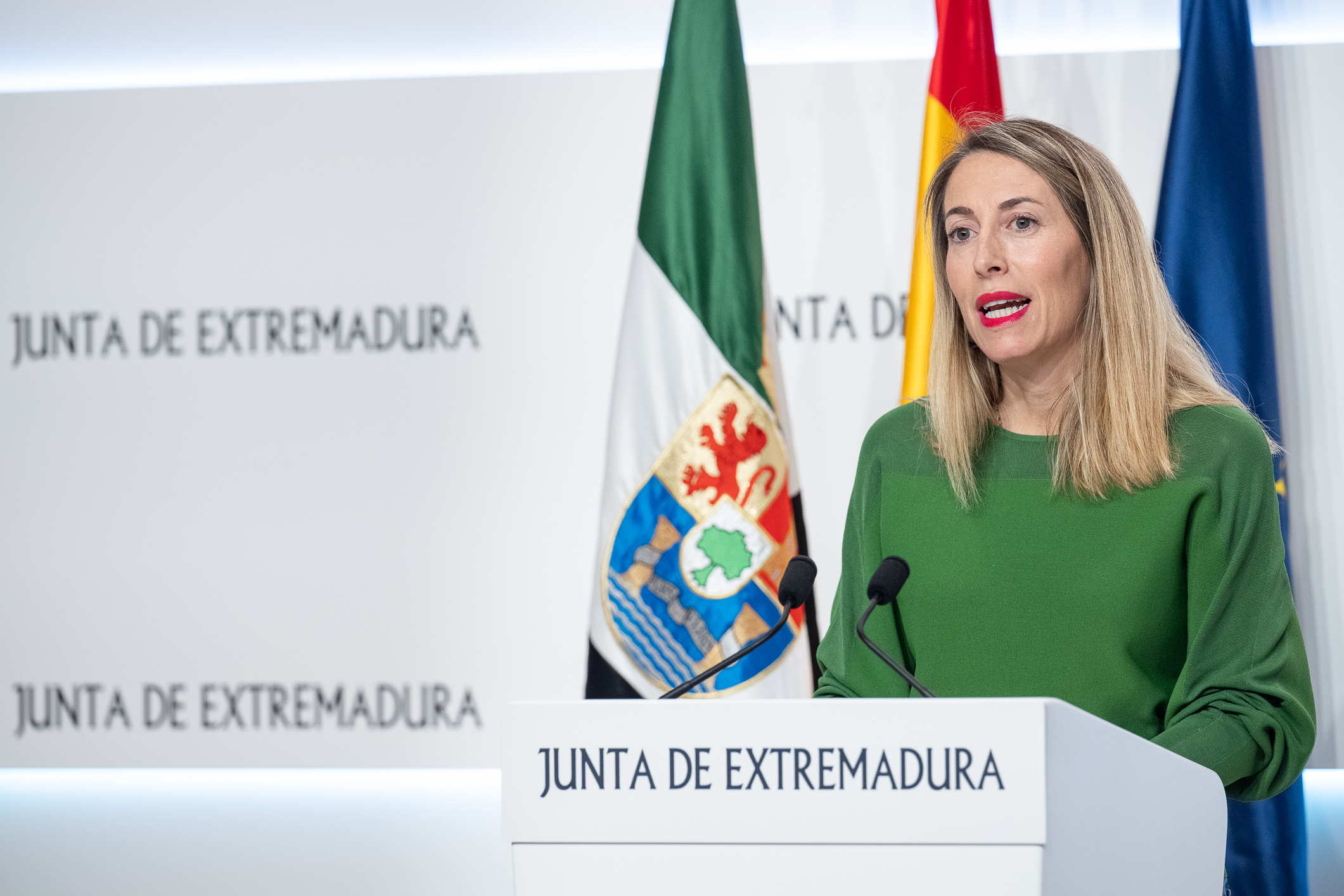 Foto de la presidenta de la Junta de Extremadura durante la rueda de prensa