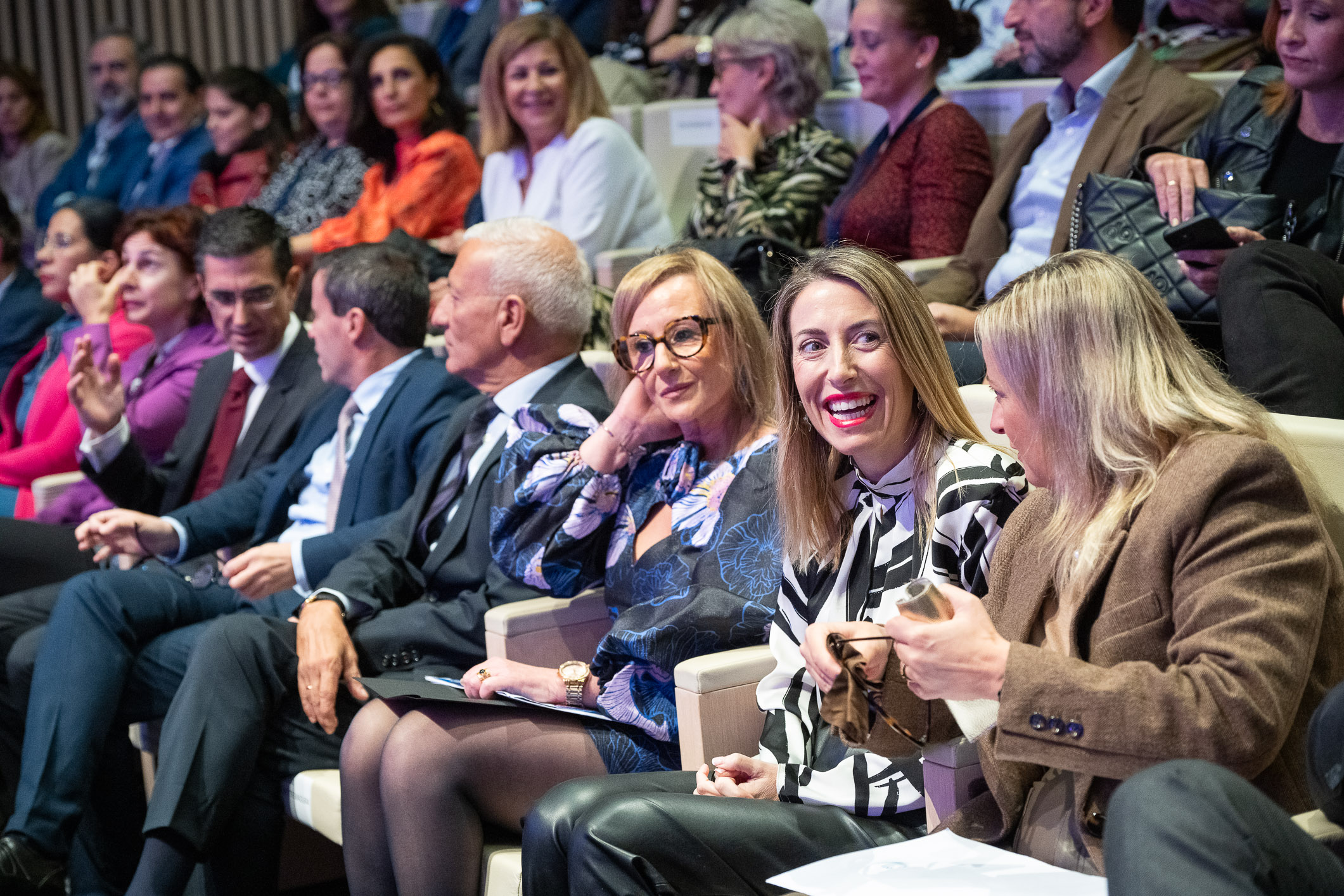 La presidenta de la Junta de Extremadura, María Guardiola, en el público asistente al congreso.