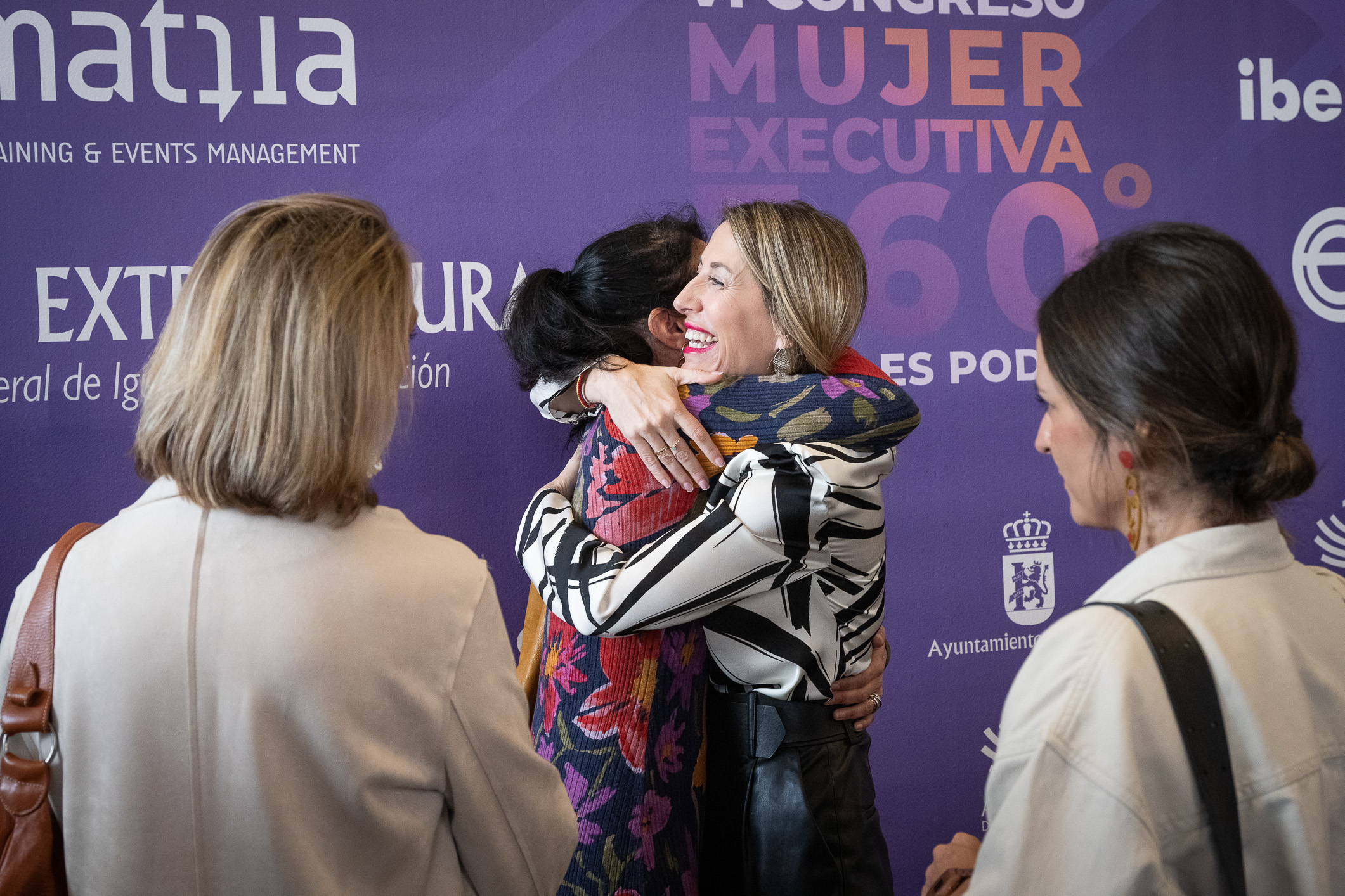 La presidenta de la Junta de Extremadura saluda a las personas que asisten al congreso