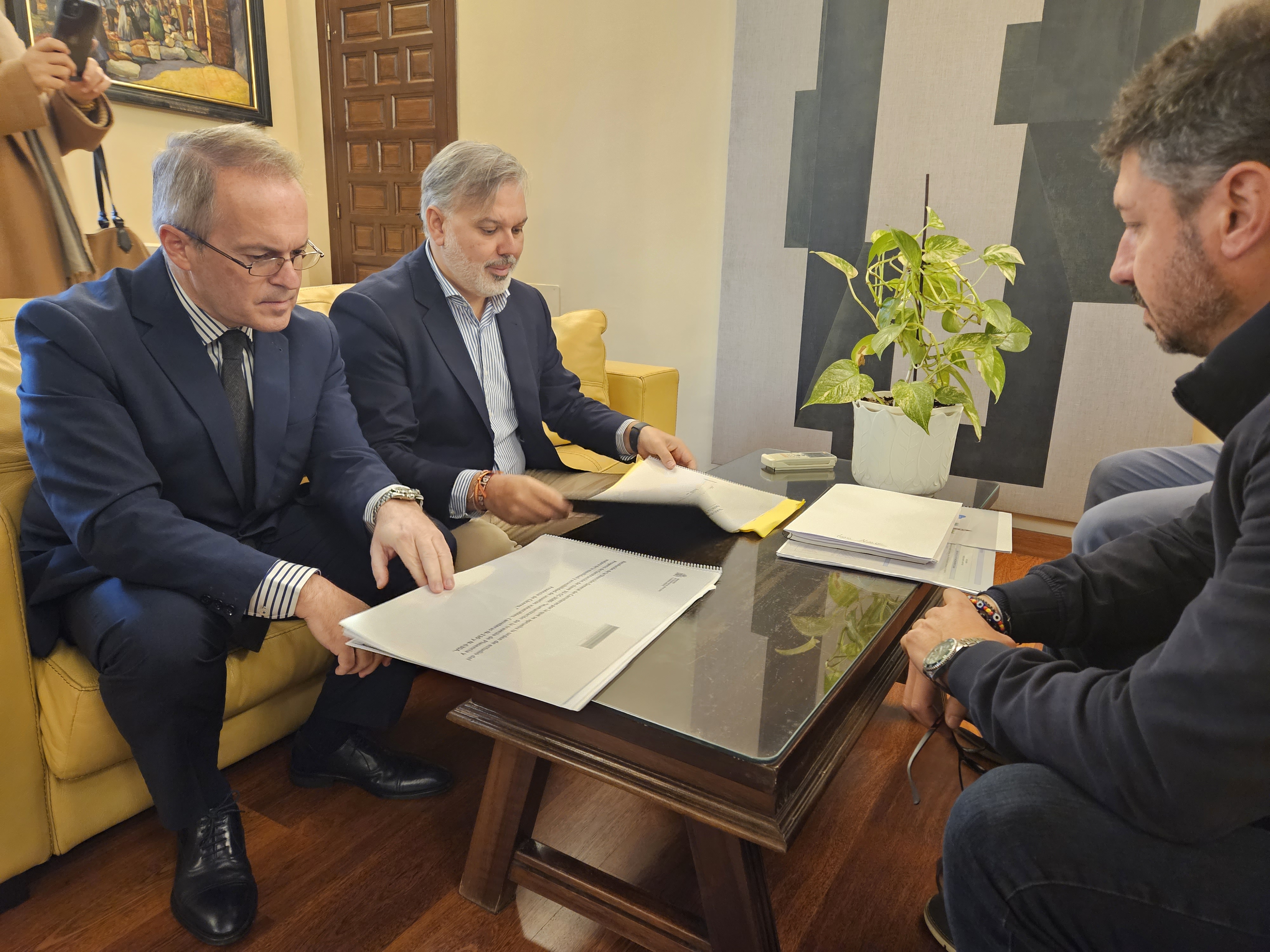 El consejero de Infraestructuras, Transporte y Vivienda, Manuel Martín Castizo, durante la visita al Ayuntamiento de Plasencia