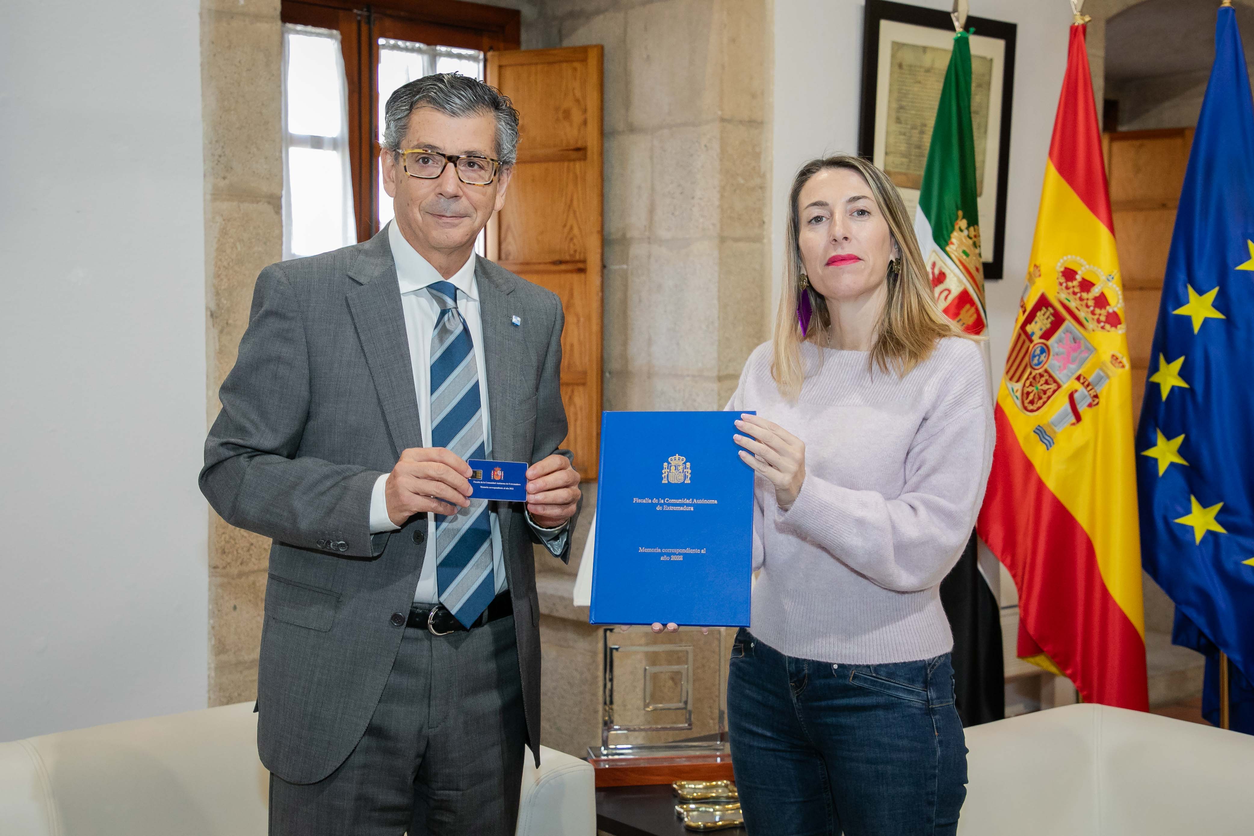 Image 0 of article La presidenta de la Junta recibe la Memoria Anual de la Fiscalía durante la reunión con el Fiscal Superior de Extremadura
