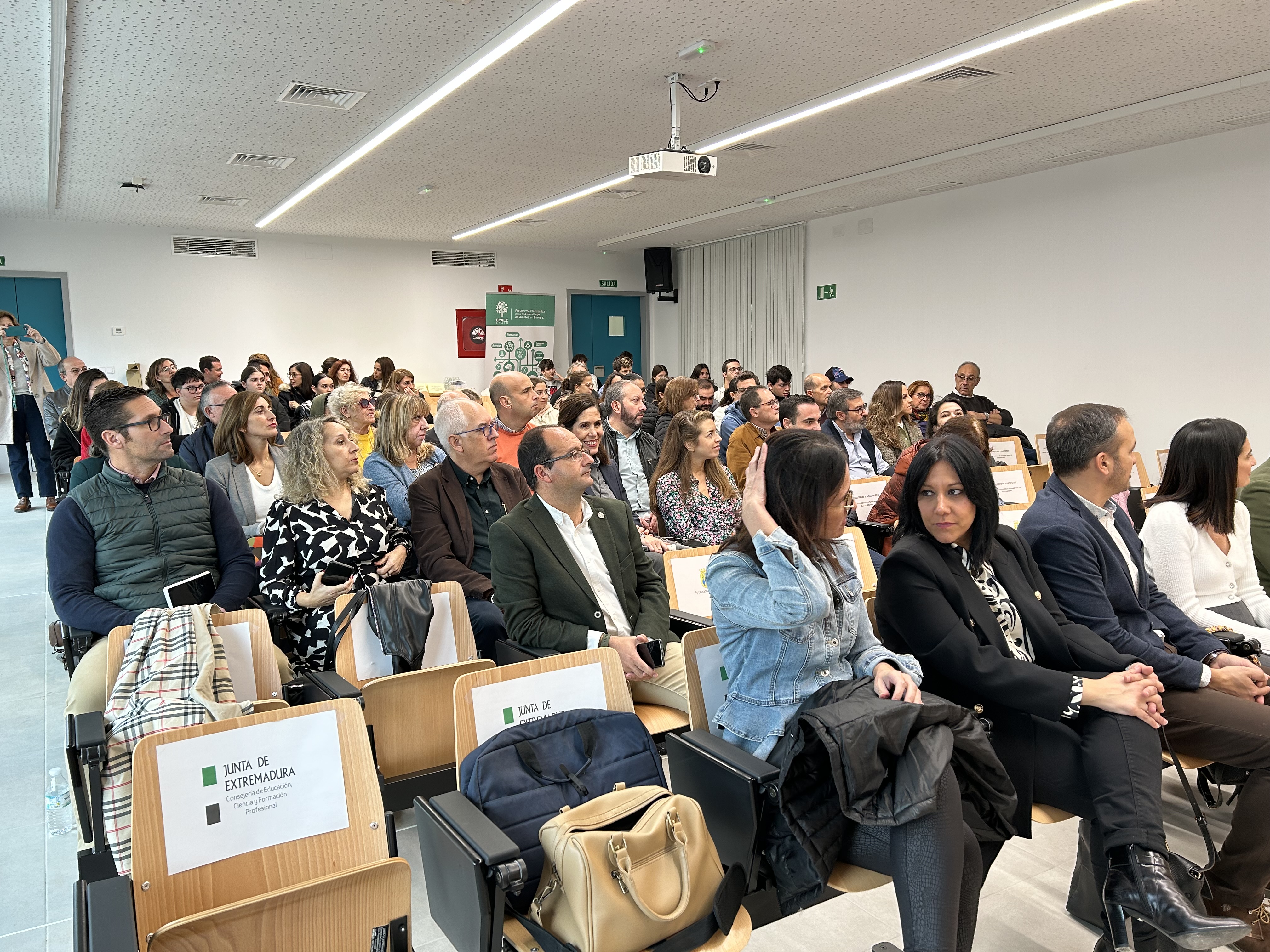 La consejera de Educación en el Colegio Antonio Machado de Zafra foto 3