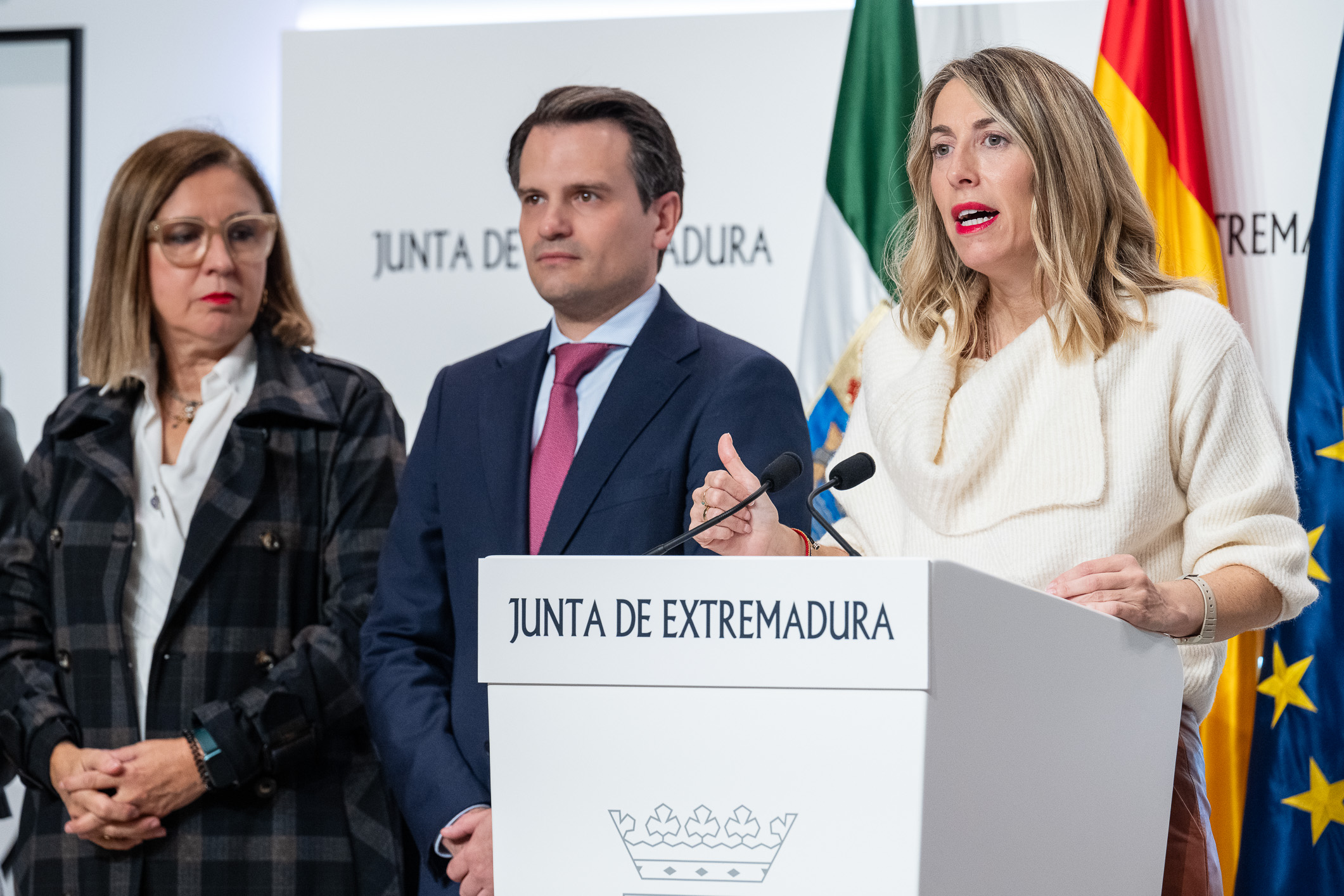 Presidenta de la Junta de Extremadura, María Guardiola, durante la rueda de prensa.