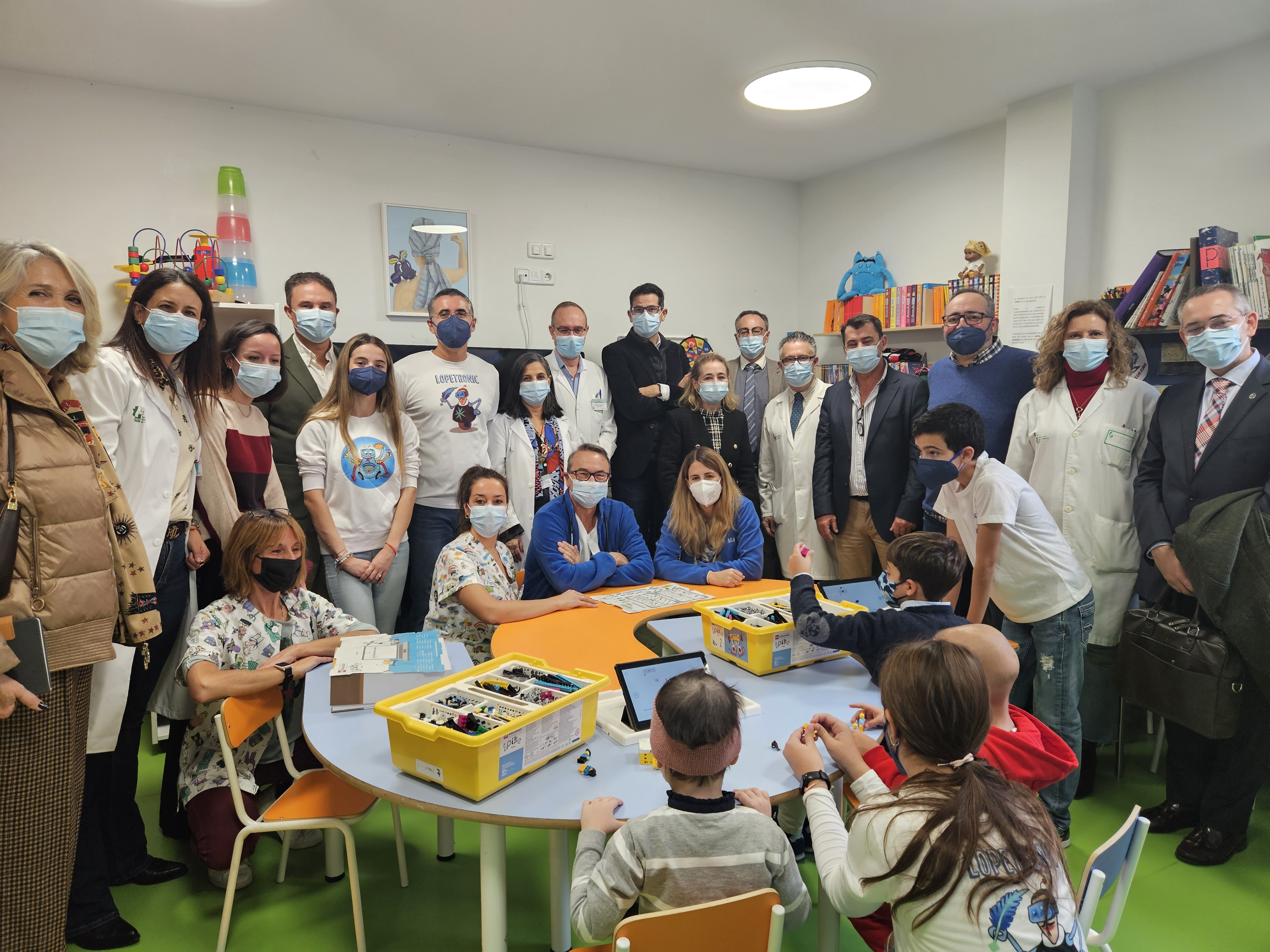 Image 0 of article La consejera de Educación pone en valor las Aulas Hospitalarias de robótica en el Materno Infantil de Badajoz
