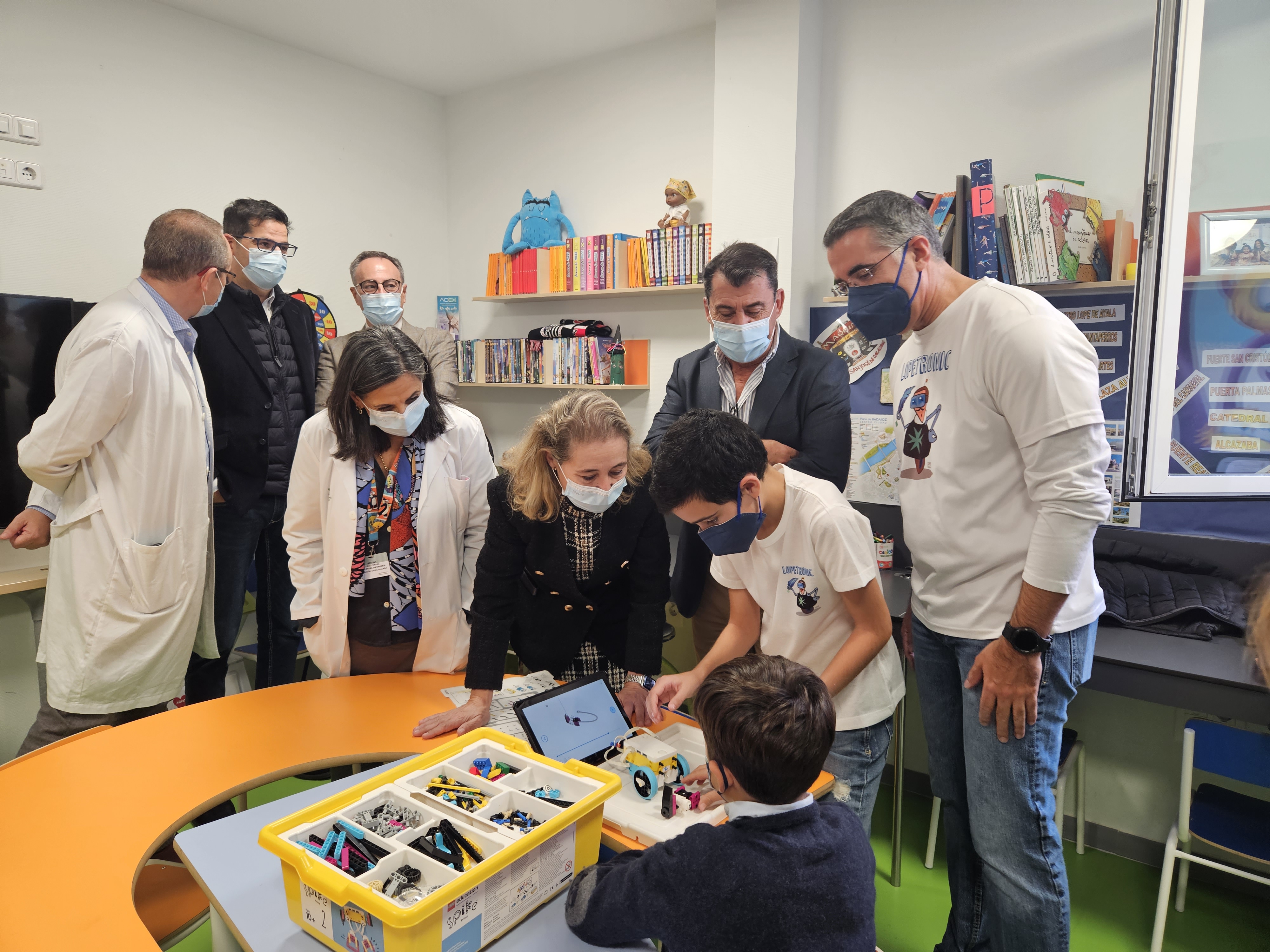 Image 1 of article La consejera de Educación pone en valor las Aulas Hospitalarias de robótica en el Materno Infantil de Badajoz