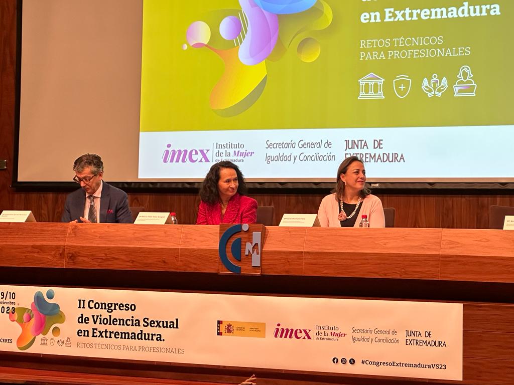 Foto de la secretaria general de Igualdad y Conciliación, de la presidenta del TSJEX y el fiscal superior de Extremadura