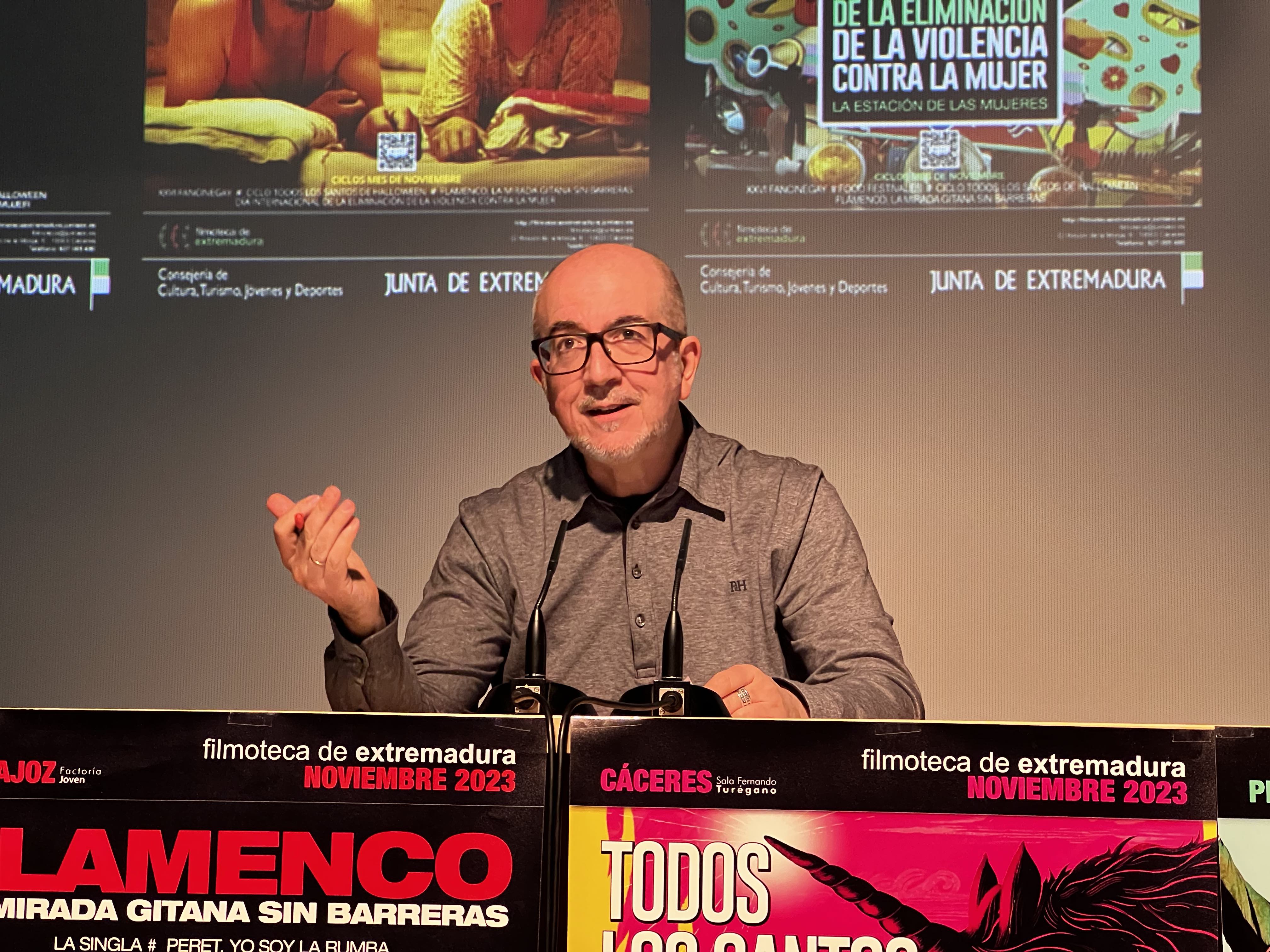 Foto del director de la Filmoteca de Extremadura durante la presentación de la programación de noviembre