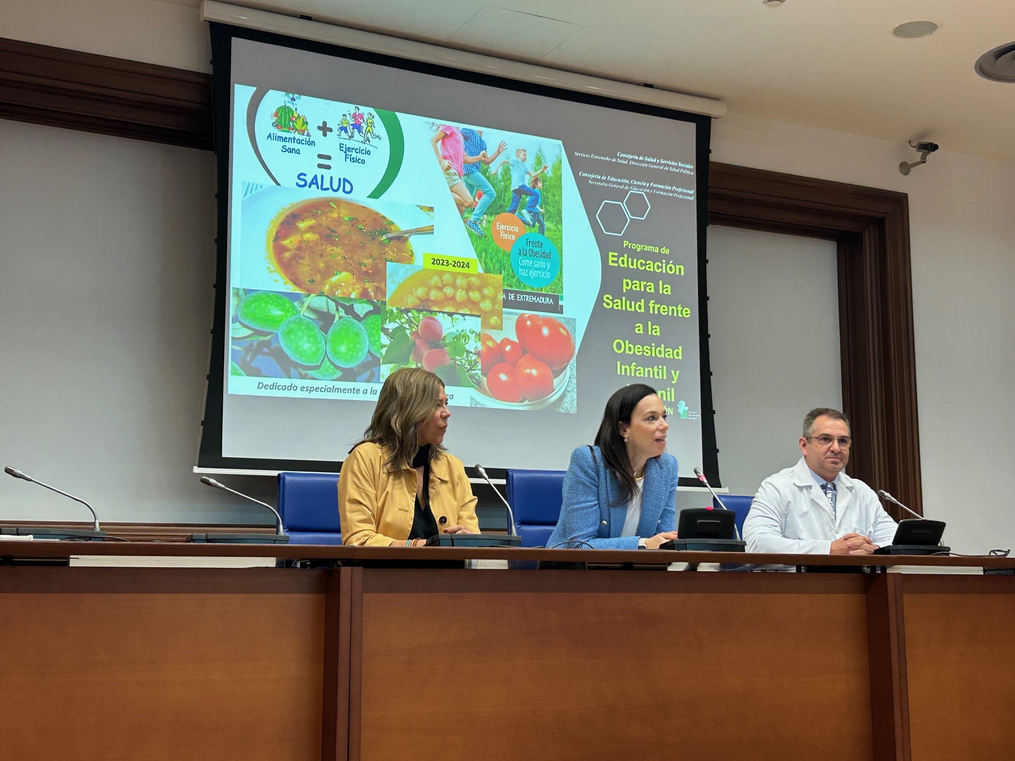 Foto de la consejera de Salud y Servicios Sociales durante la inauguración