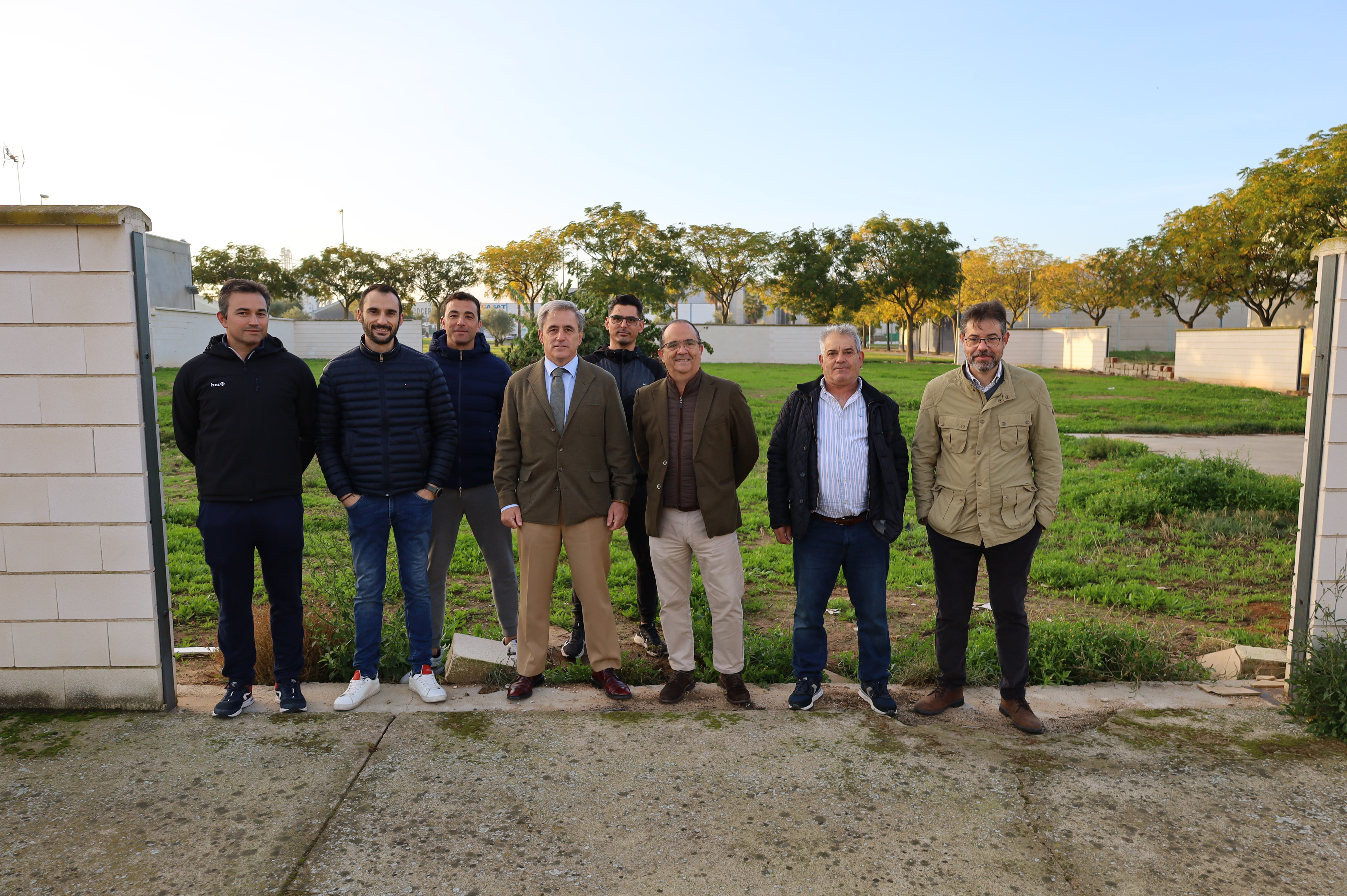 El consejero de Gestión Forestal y Mundo Rural, Ignacio Higuero, y el director general Juan Antonio Bayón con trabajadores de la base y el teniente de alcalde de Don Benito, Pedro Noblejas