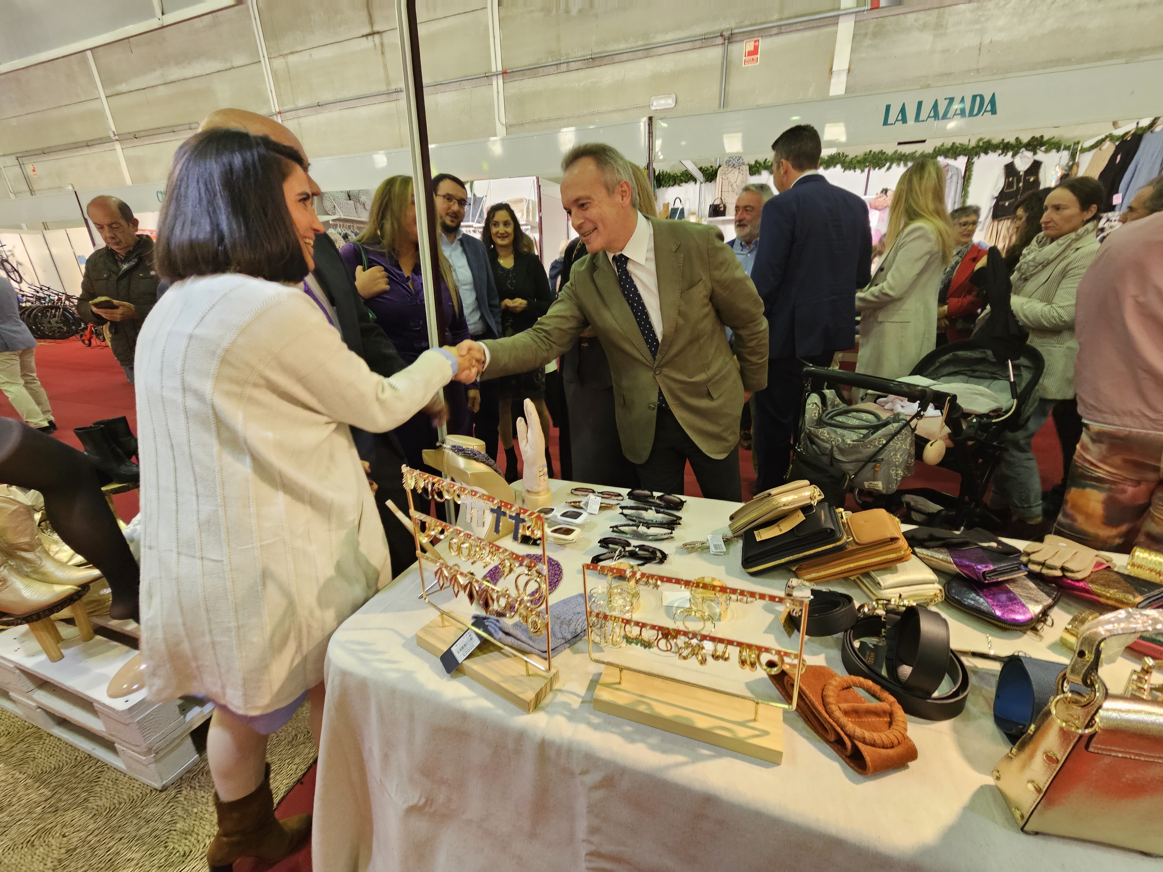 Image 7 of article Manuel Martín destaca en la Feria del Comercio de Azuaga el potencial de este sector y las ayudas de la Junta a pymes y autónomos