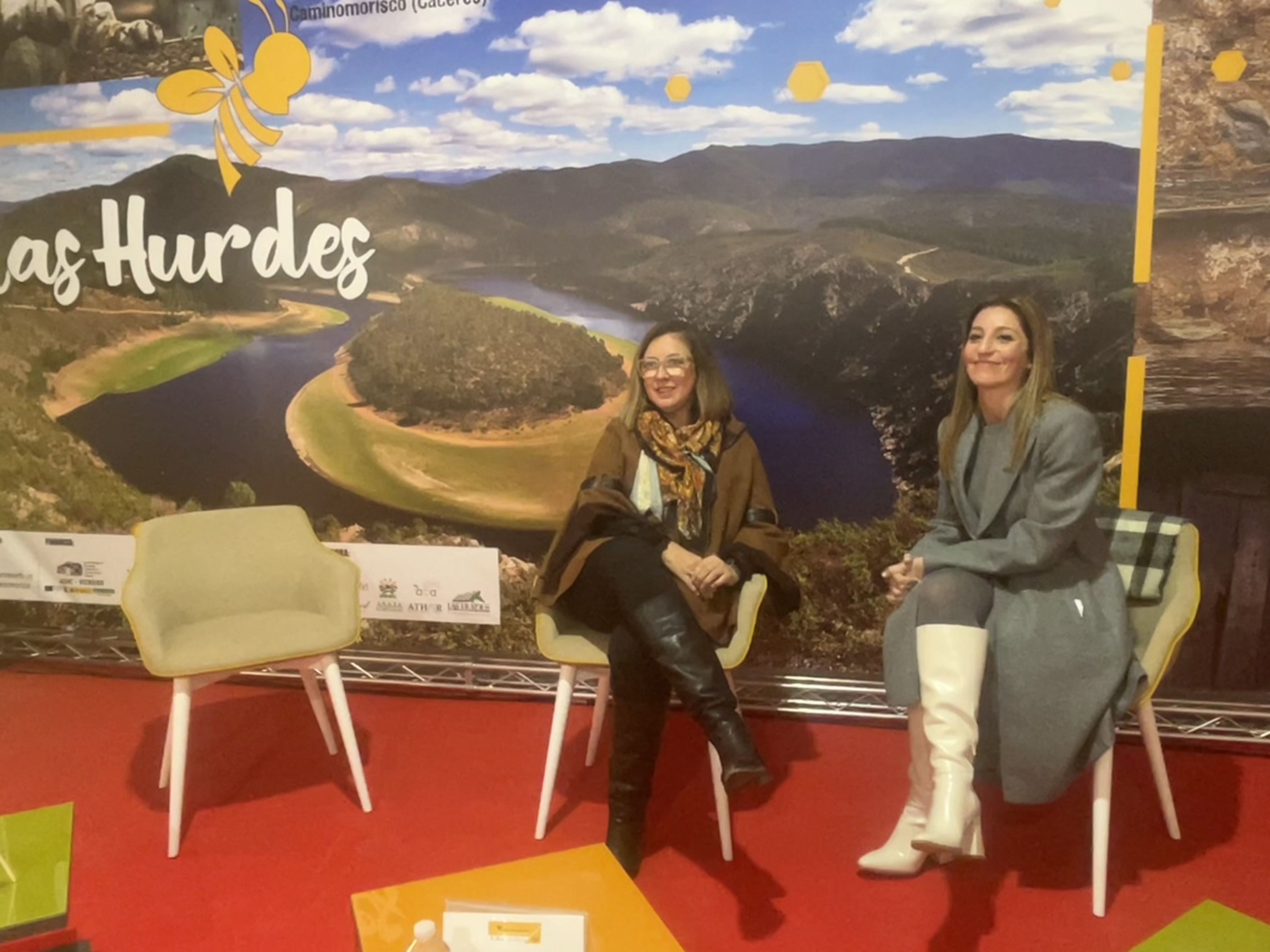 Image 2 of article Mercedes Morán garantiza el apoyo de la Junta a los sectores apícola y turístico en la IX Feria Internacional de Apicultura y Turismo de las Hurdes