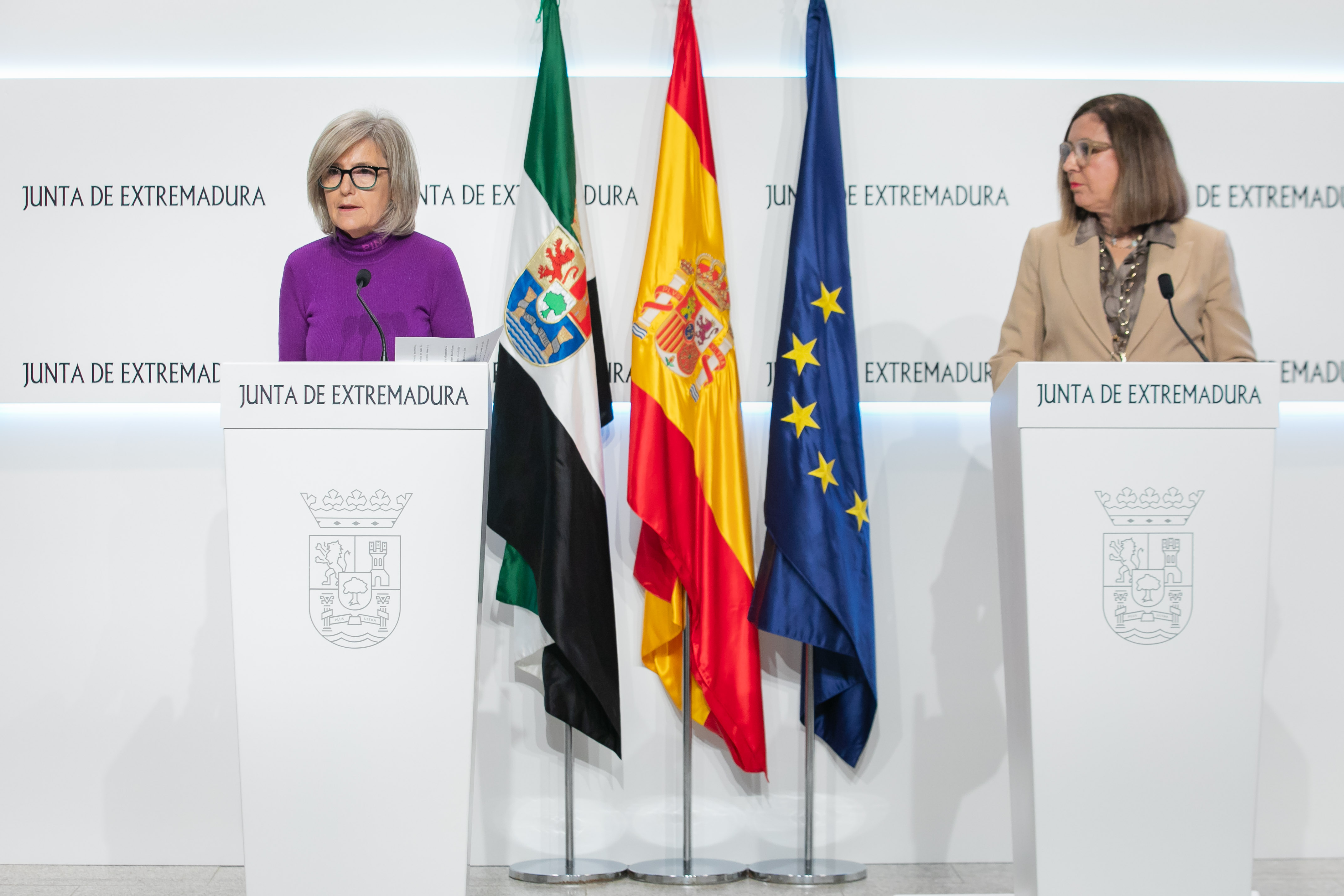 La consejera portavoz, Victoria Bazaga, y la consejera de Agricultura, Mercedes Morán.