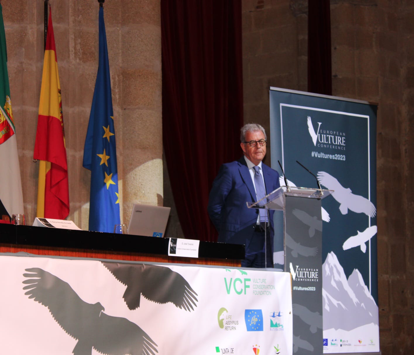 Image 0 of article El 44 % de la población europea de buitre negro está en Extremadura donde se celebra un importantísimo congreso europeo sobre esta especie