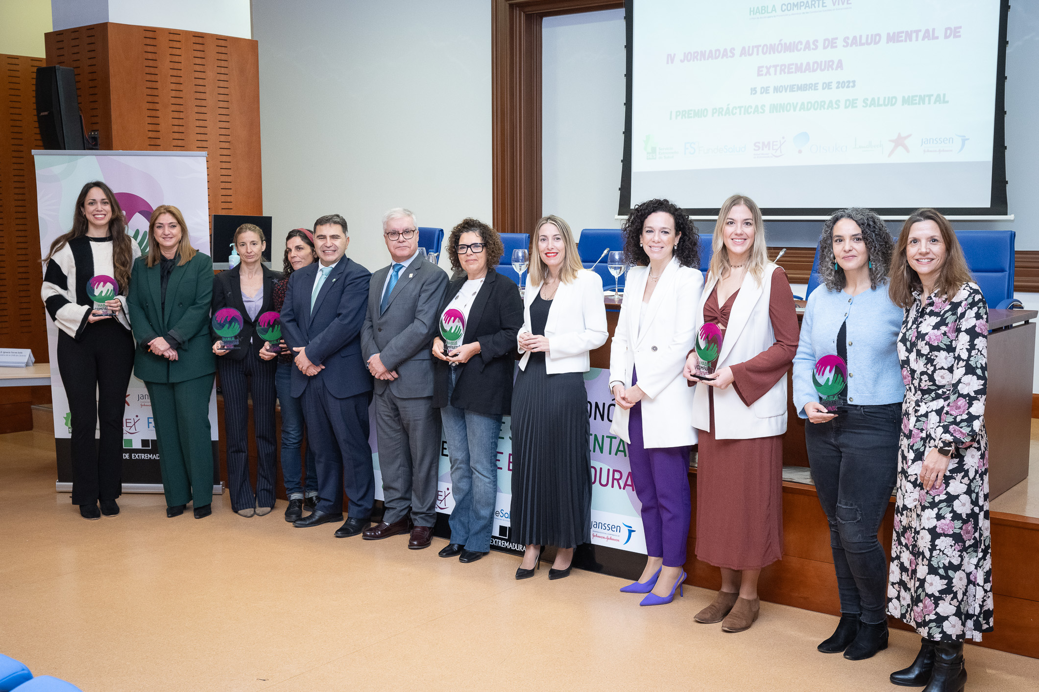 Foto de la presidenta de la Junta y la consejera de Salud y Servicios Sociales junto a autoridades y galardonadas 