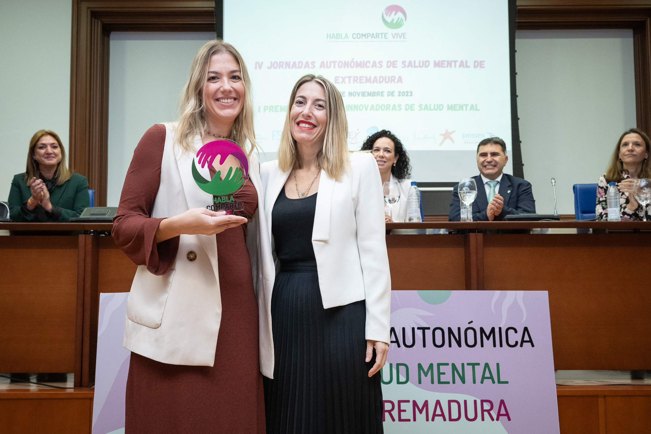 Foto de la presidenta de la Junta junto a una de las galardonadas