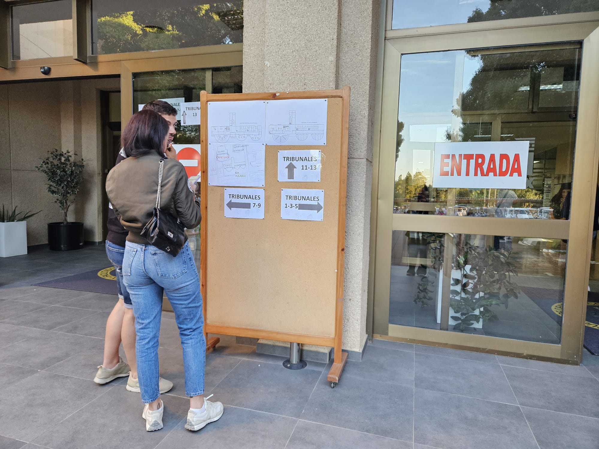 Image 1 of article 12.082 opositores acuden al primer examen de una convocatoria histórica a todos los cuerpos docentes de enseñanzas no universitarias