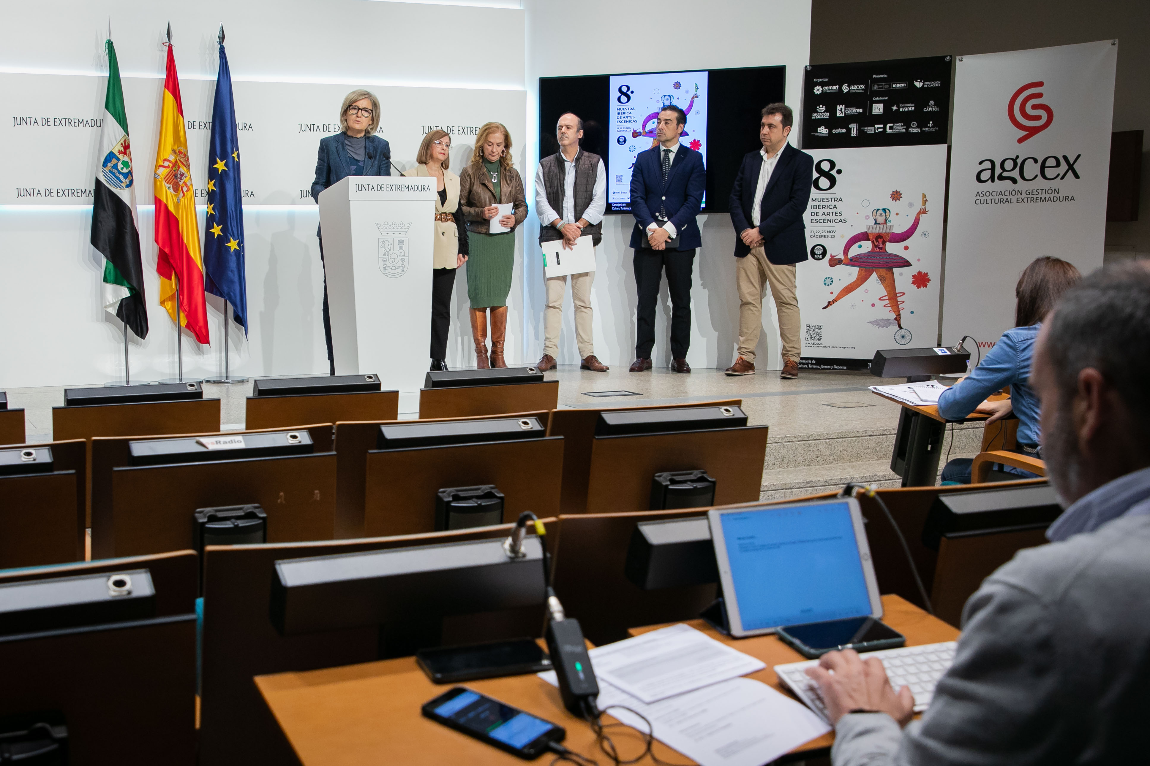 Foto de la consejera de Cultura, Turismo, Jóvenes y Deportes y otras autoridades 