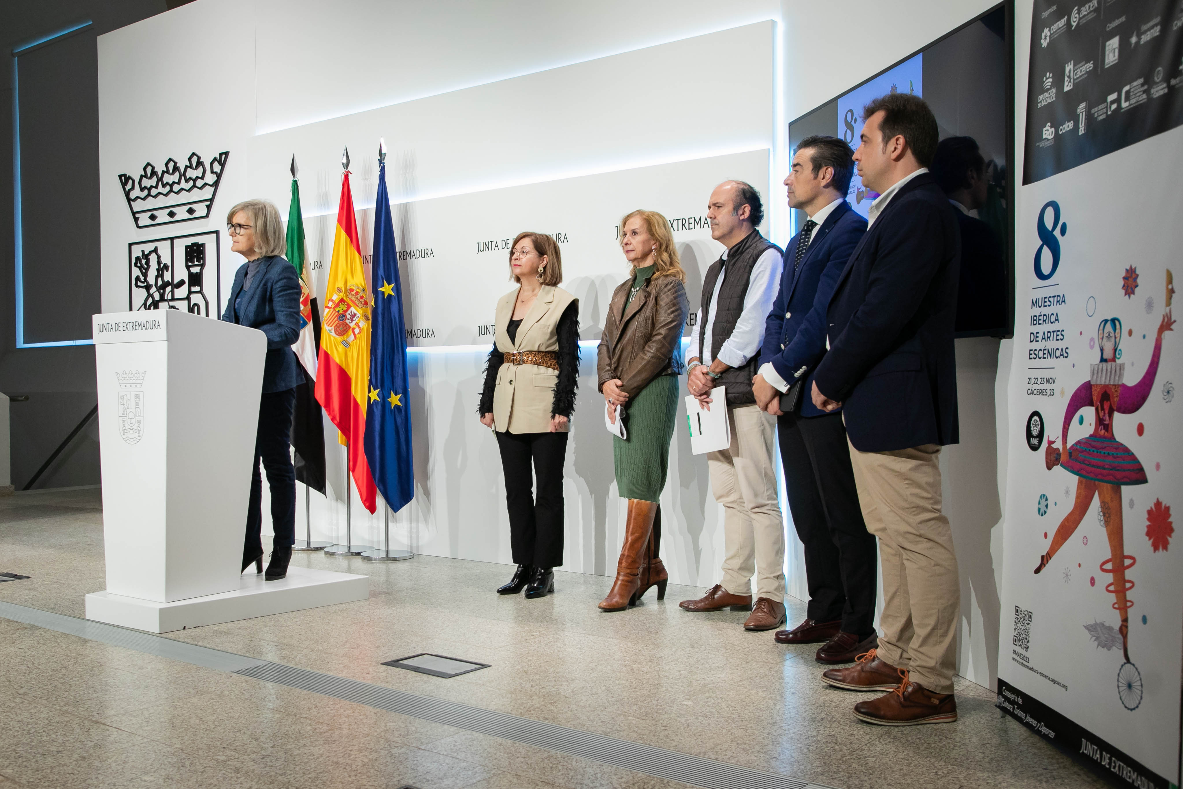 Foto de la consejera de Cultura, Turismo, Jóvenes y Deportes y otras autoridades 