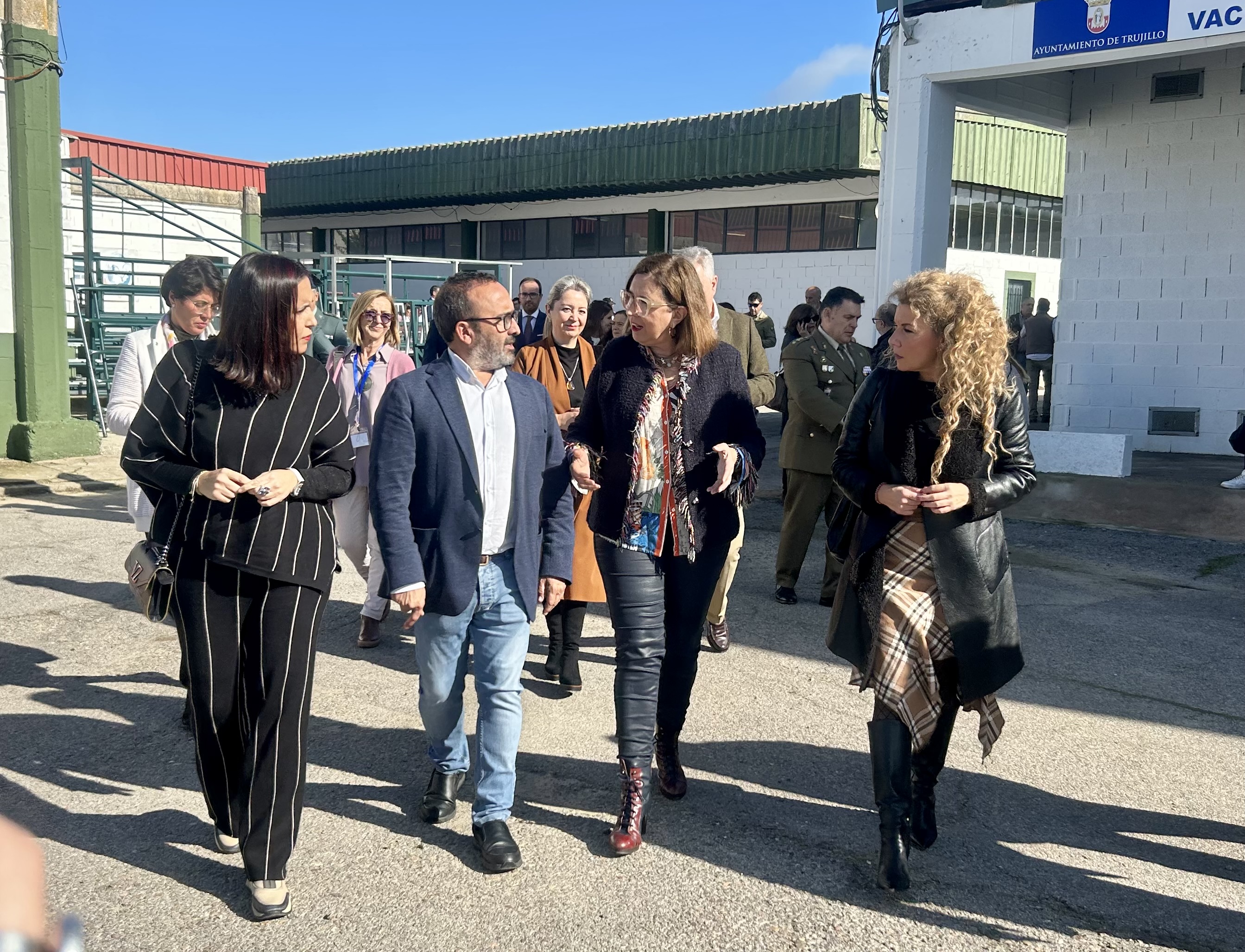 La consejera de Agricultura, Ganadería y Desarrollo Sostenible, Mercedes Morán, durante la inauguración de la feria de Trujillo.