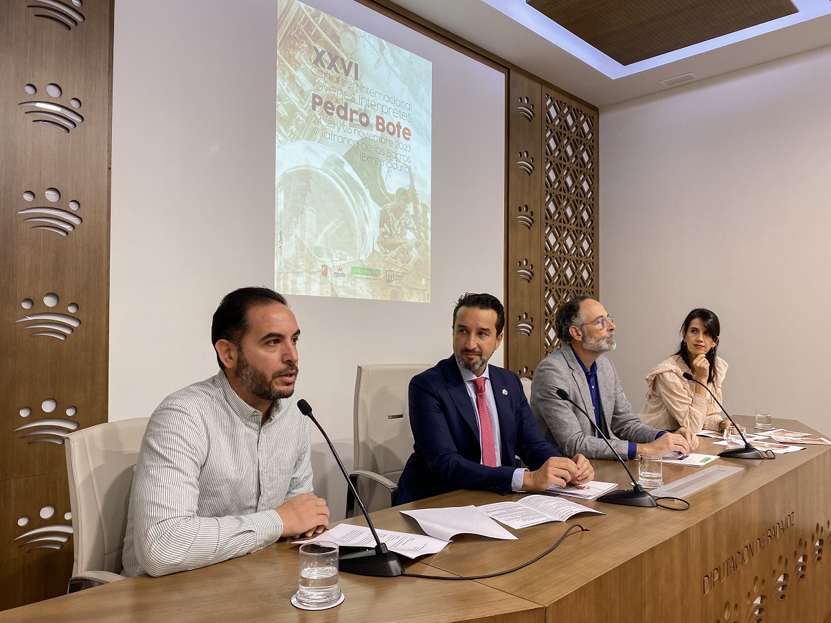 Foto del secretario general de Cultura y otras autoridades participantes en la presentación