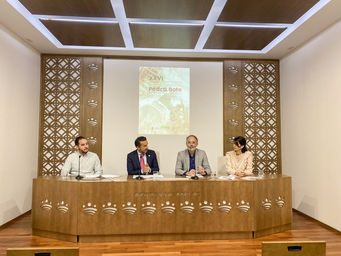 Foto del secretario general de Cultura y otras autoridades participantes en la presentación