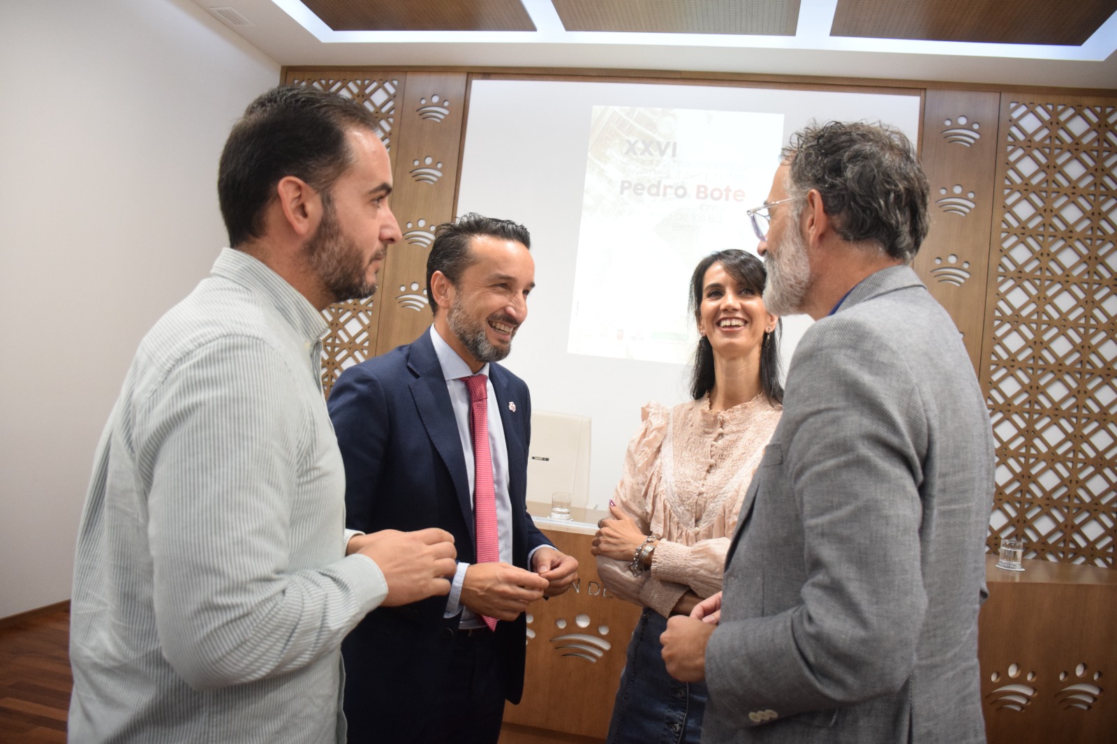 Foto del secretario general de Cultura y otras autoridades participantes en la presentación